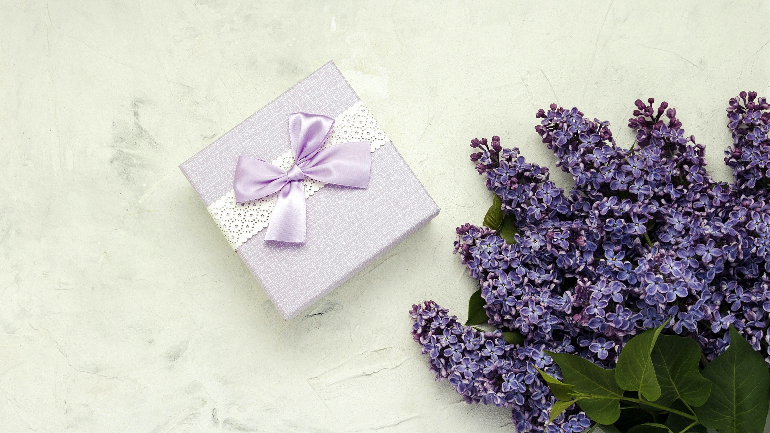 Purple gift box with lilac flowers HD Wallpaper