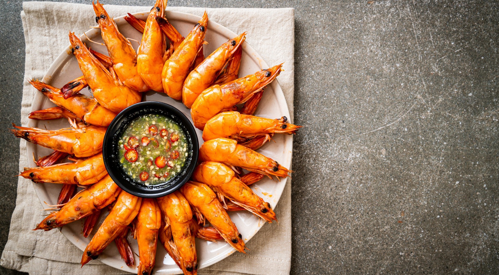 Plate of cooked shrimp with dipping sauce HD Wallpaper