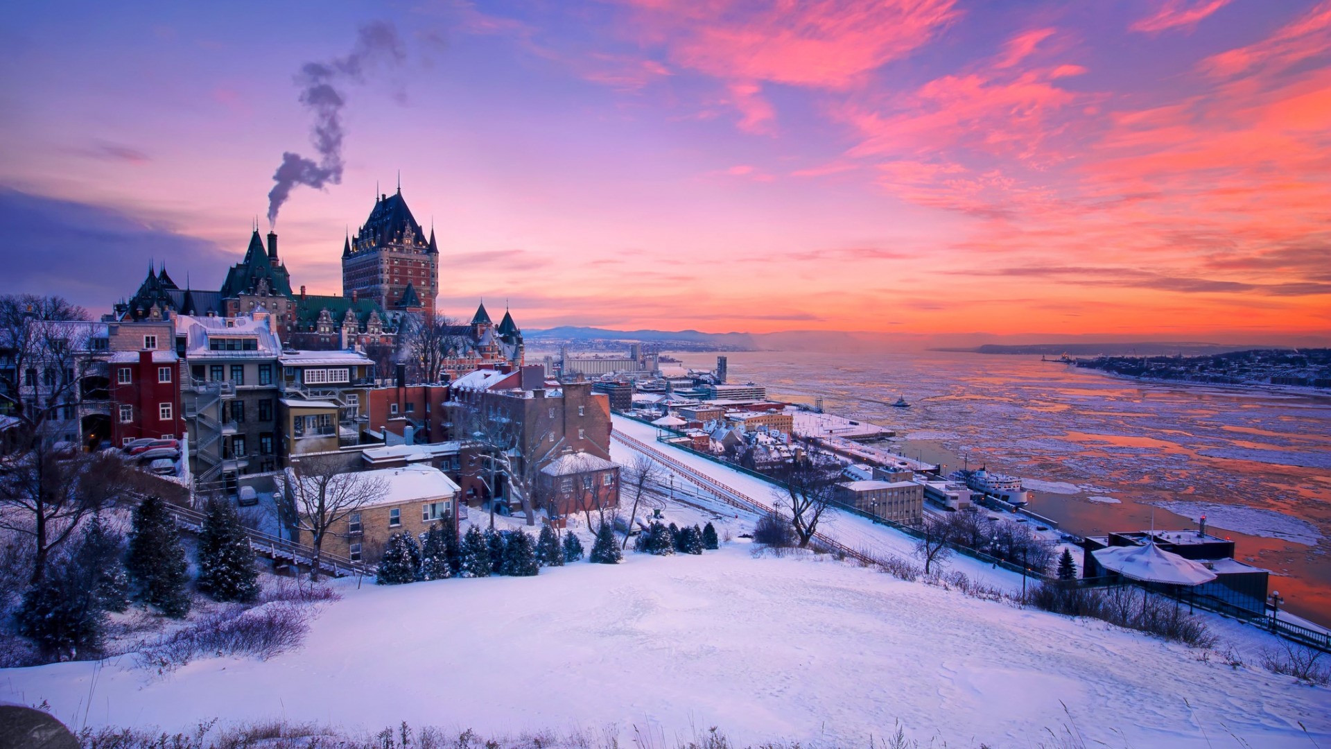 Fairmont Le Château Frontenac in Quebec City at sunset HD Wallpaper