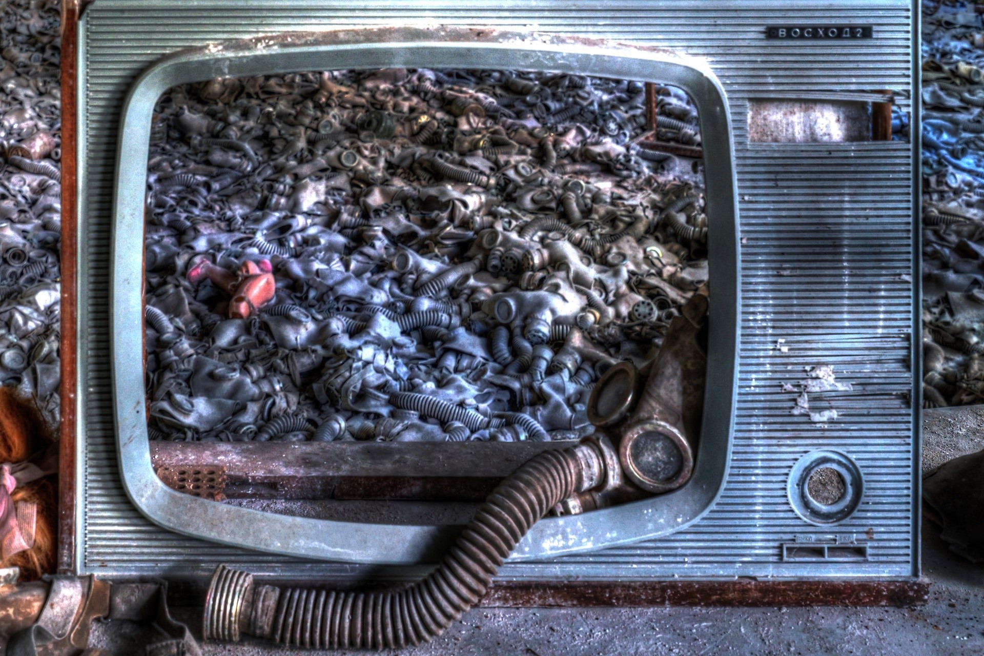 Old TV screen filled with gas masks HD Wallpaper