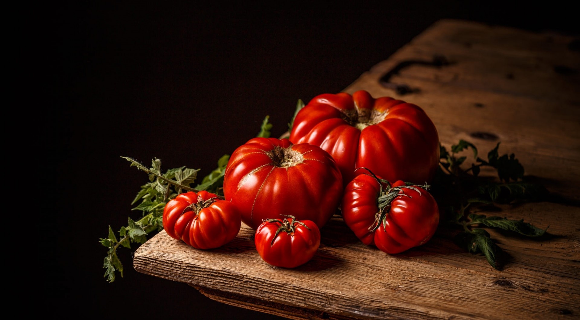 Heirloom tomatoes on a wooden table HD Wallpaper