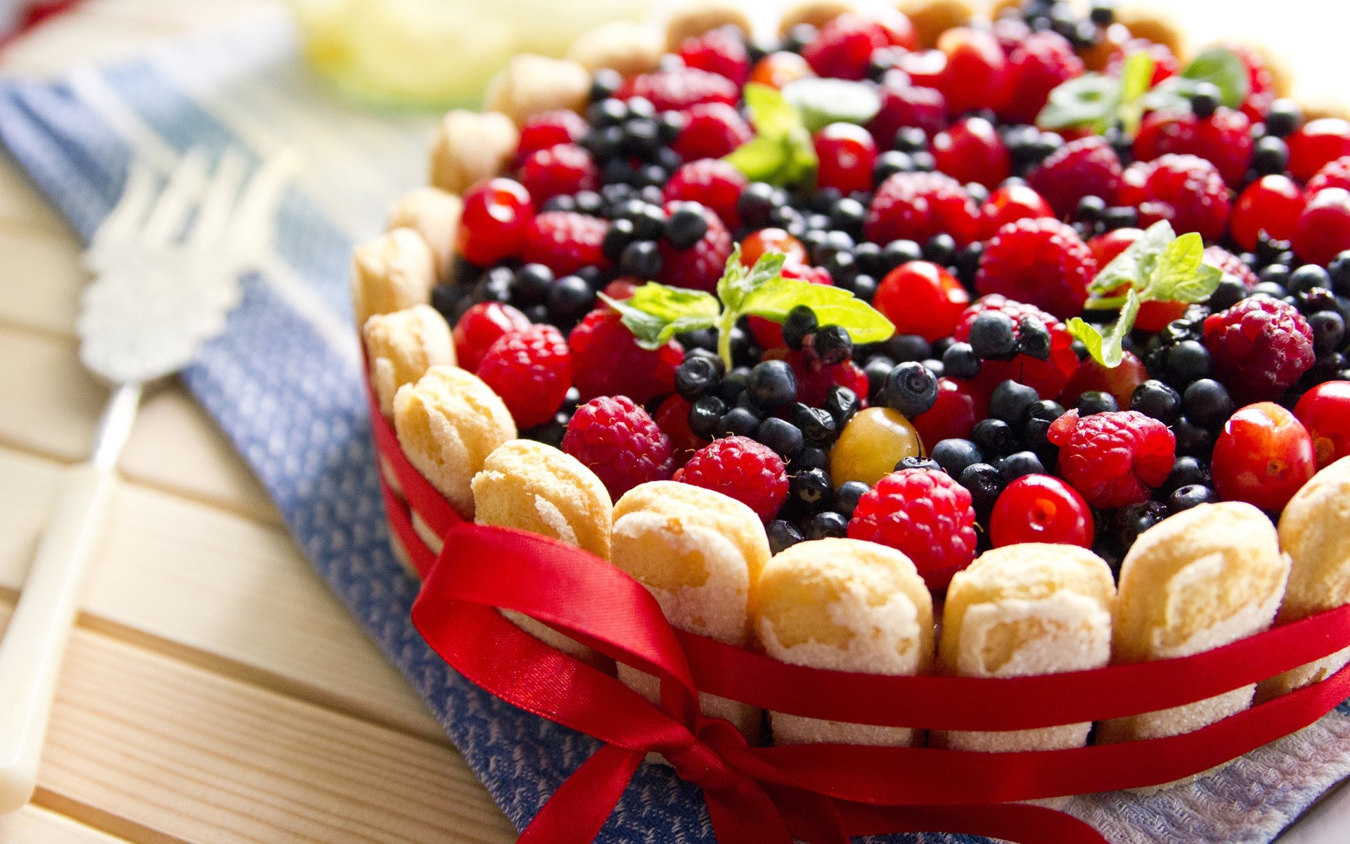 Berry Charlotte cake with ladyfingers and red ribbon HD Wallpaper