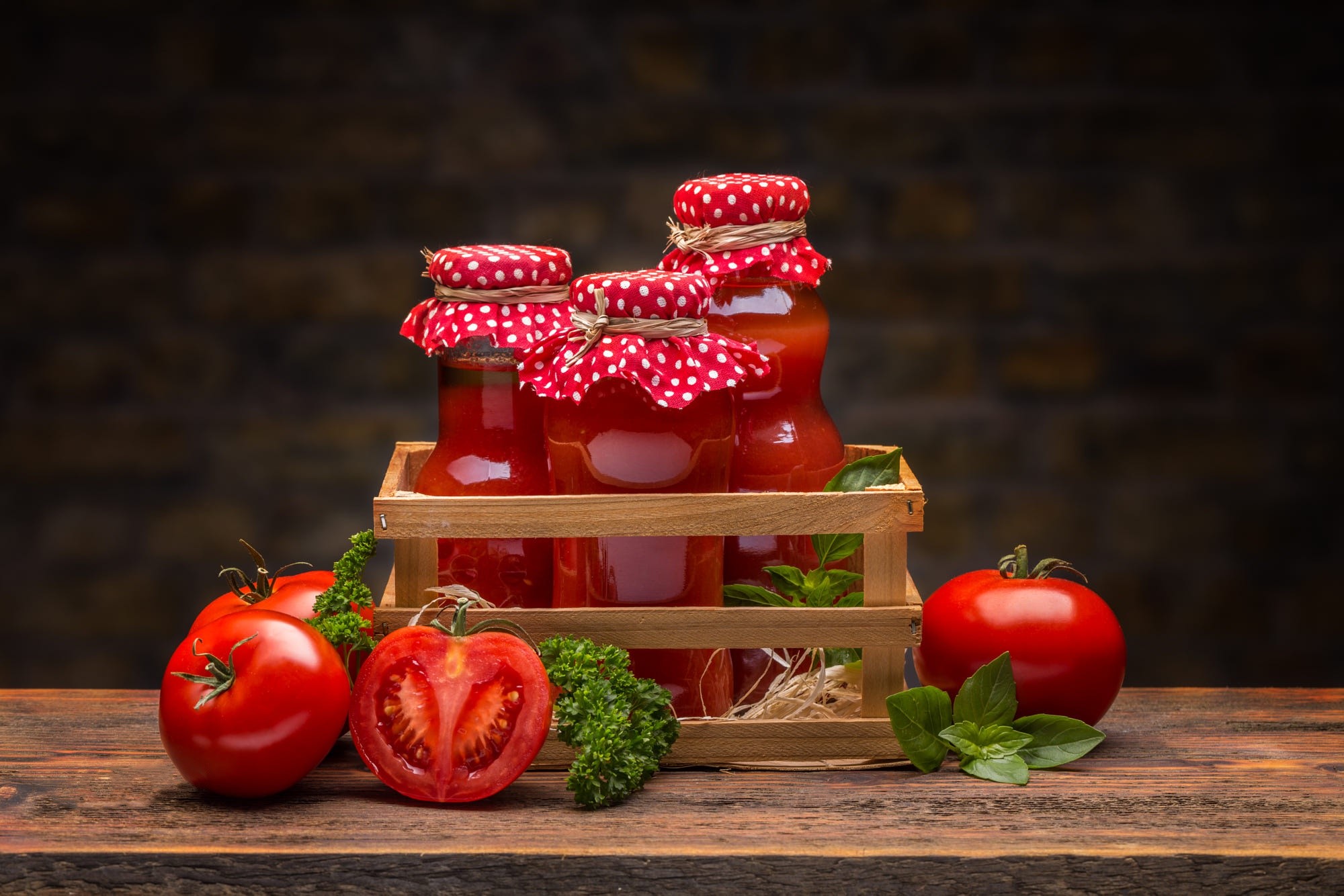 Jars of tomato sauce with fresh tomatoes and basil HD Wallpaper