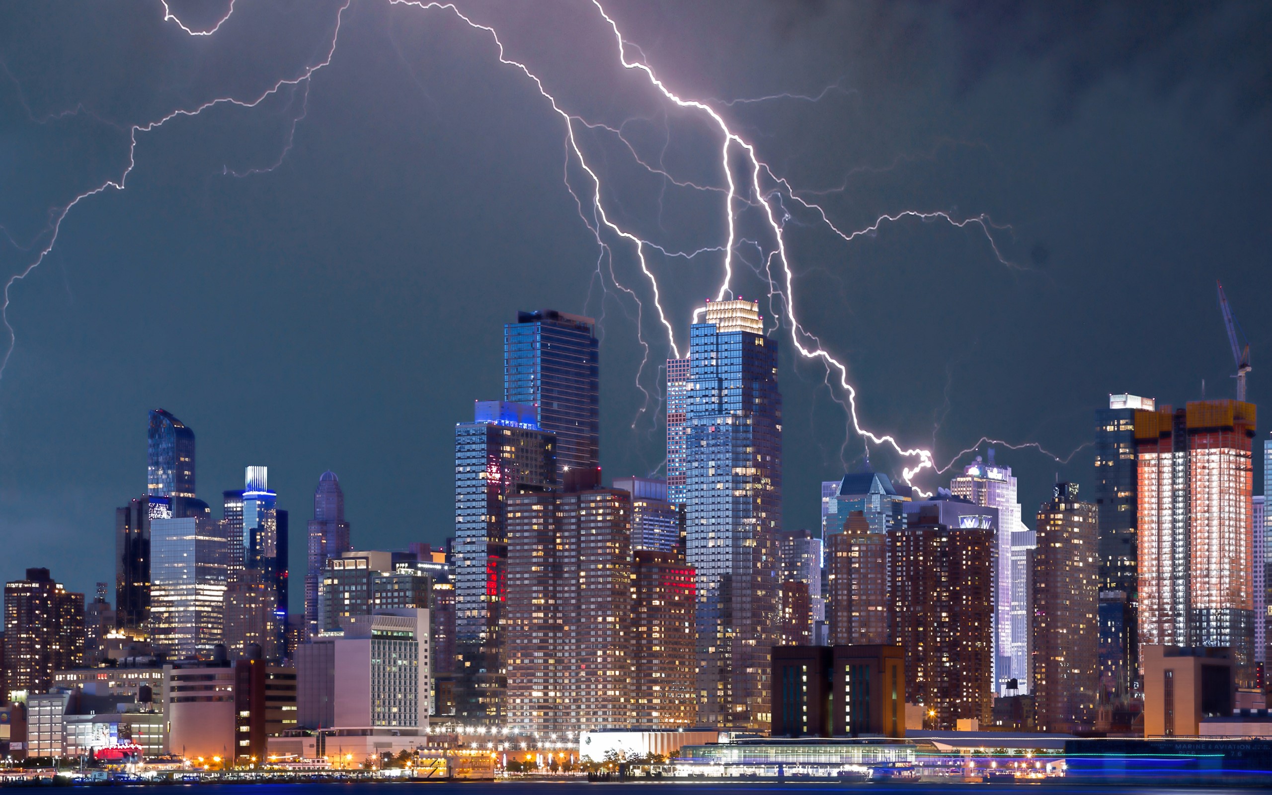 Lightning strikes over New York City skyline HD Wallpaper