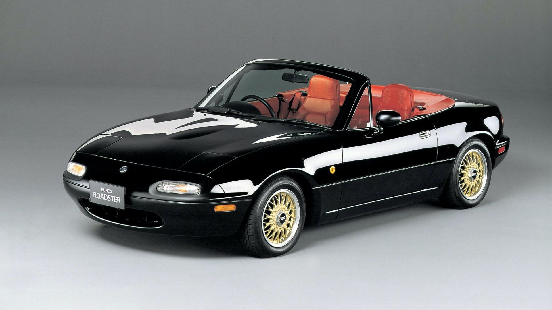 Black Mazda MX-5 Miata convertible with red interior HD Wallpaper