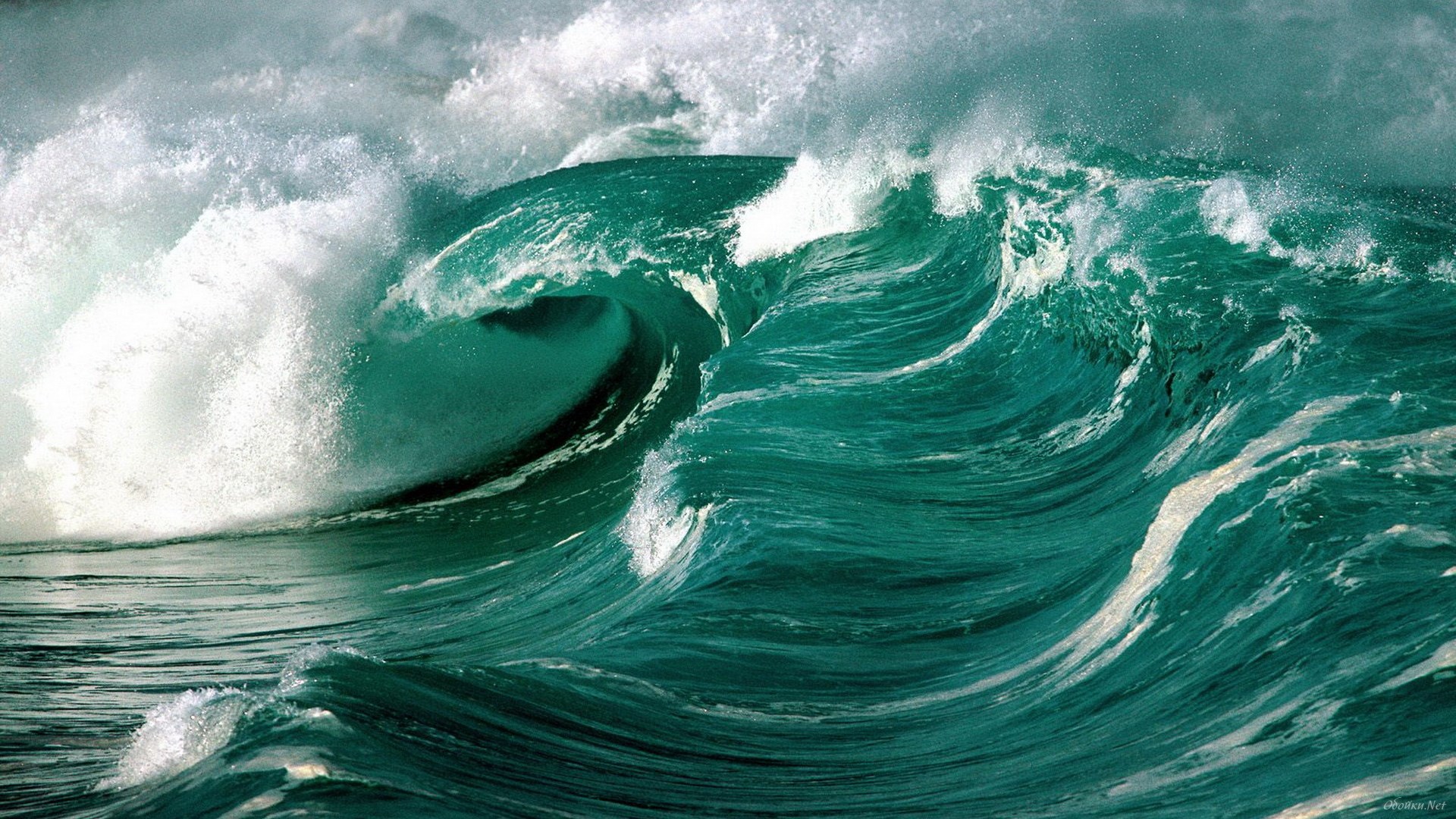 Crashing ocean waves with white foam HD Wallpaper