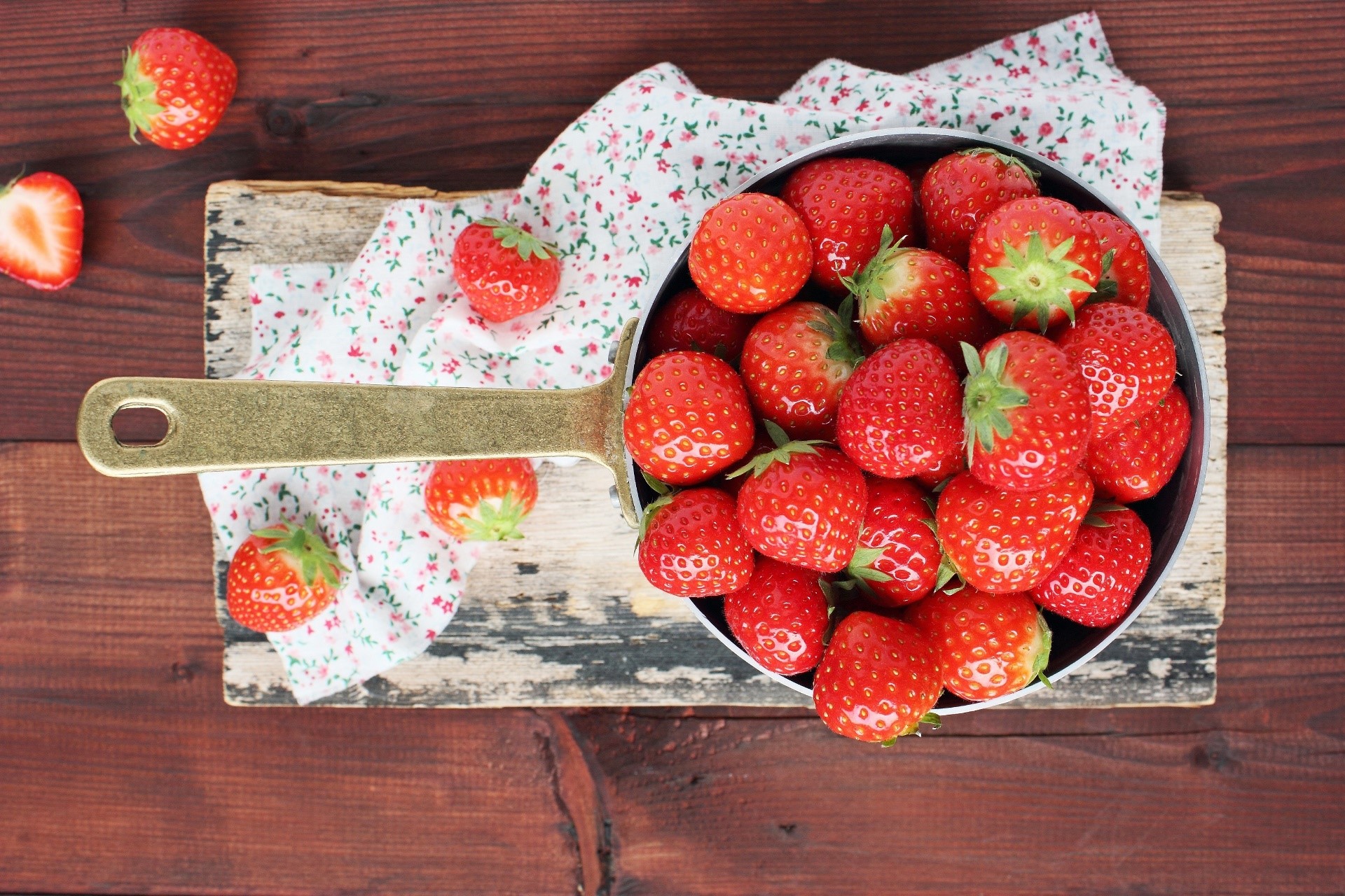 Strawberries in a pan on a cutting board HD Wallpaper