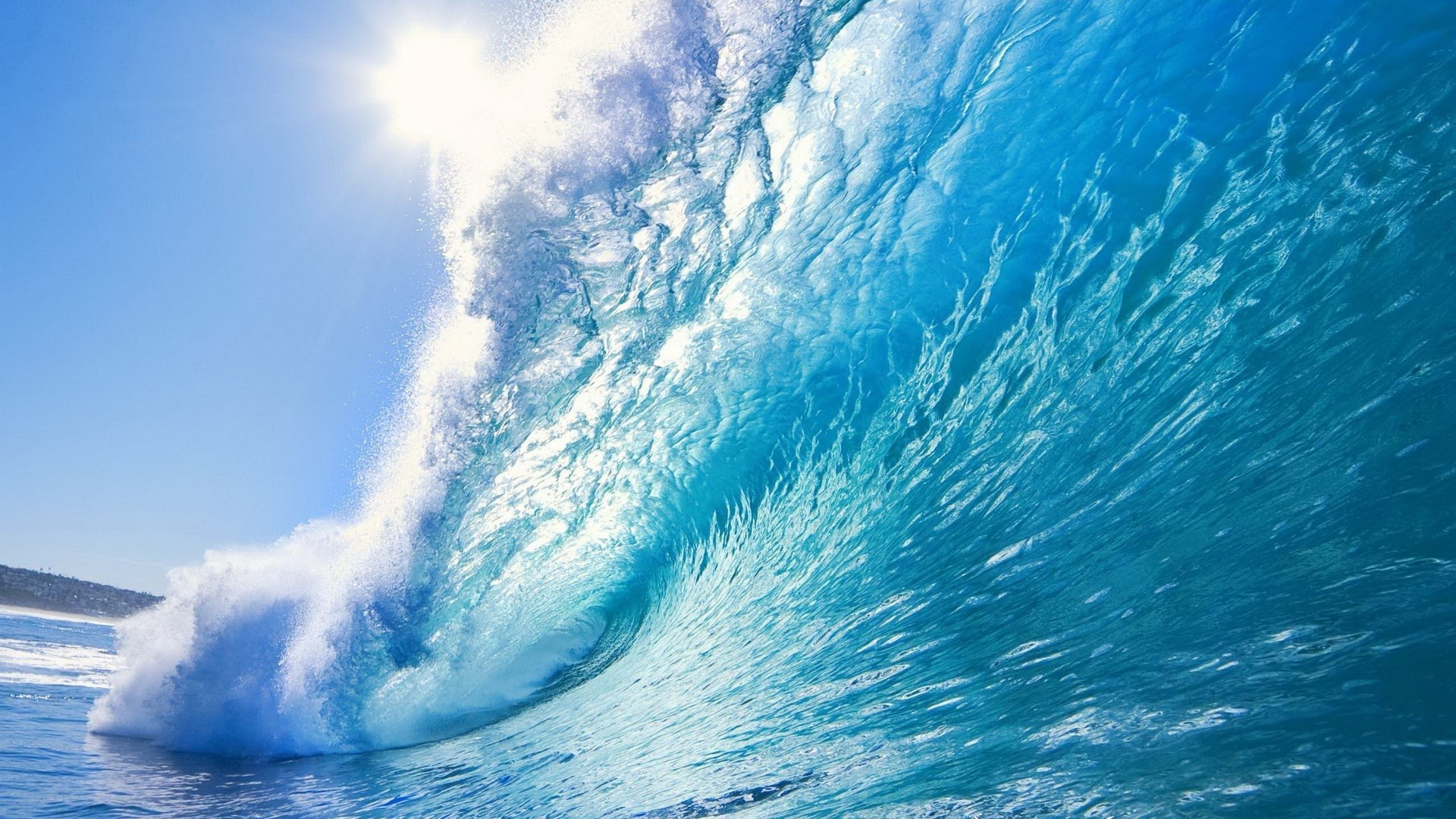 Ocean wave crashing under the sun HD Wallpaper