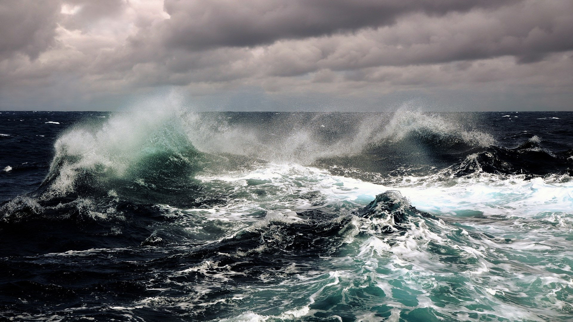 Stormy ocean with large waves crashing HD Wallpaper