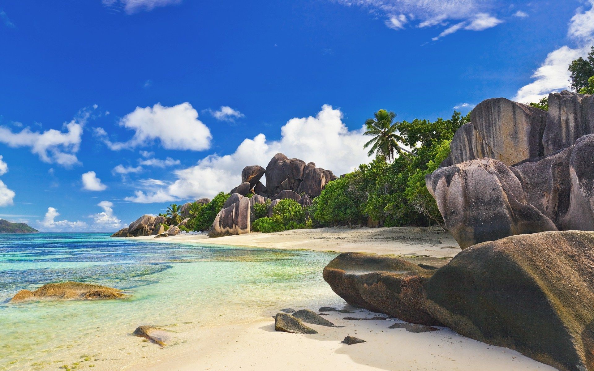 Tropical beach with granite boulders and turquoise water HD Wallpaper