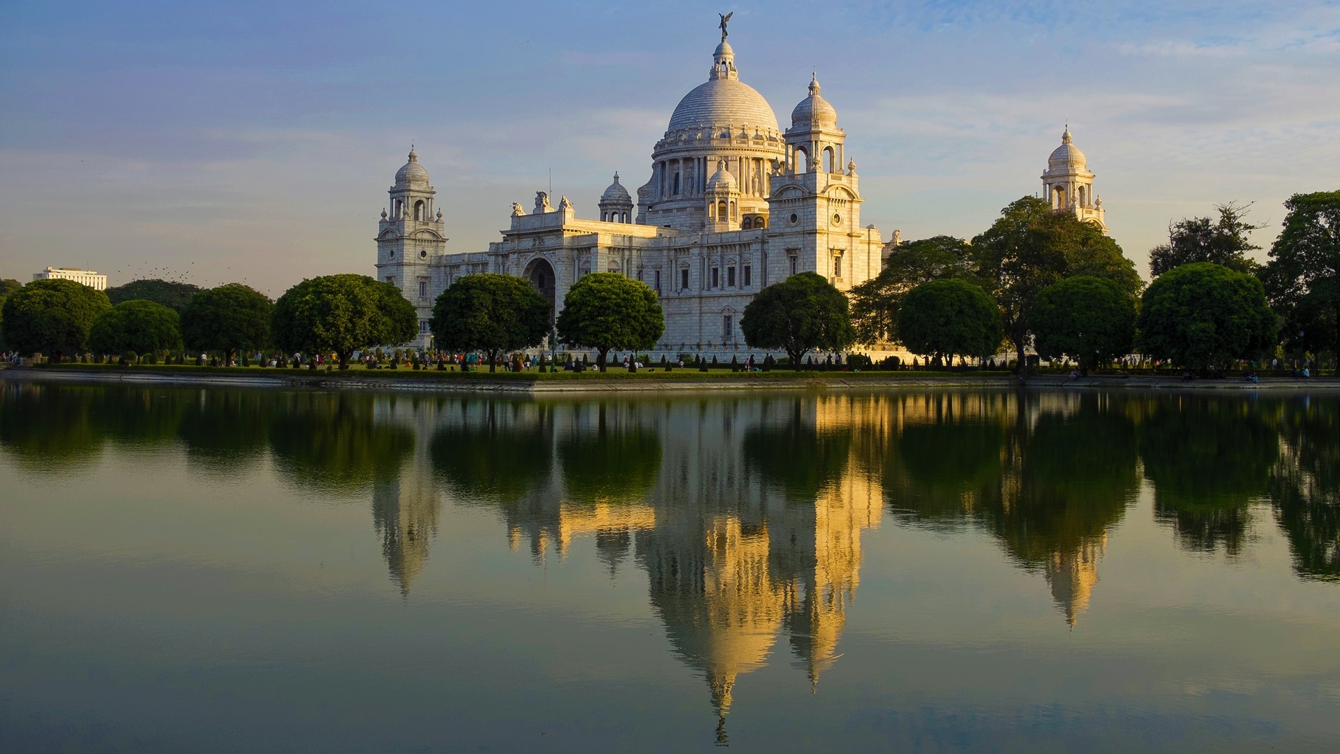 Victoria Memorial in Kolkata reflected in the water HD Wallpaper
