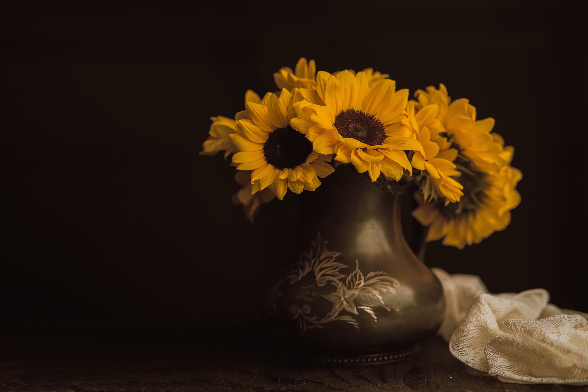 Vase of sunflowers with lace HD Wallpaper