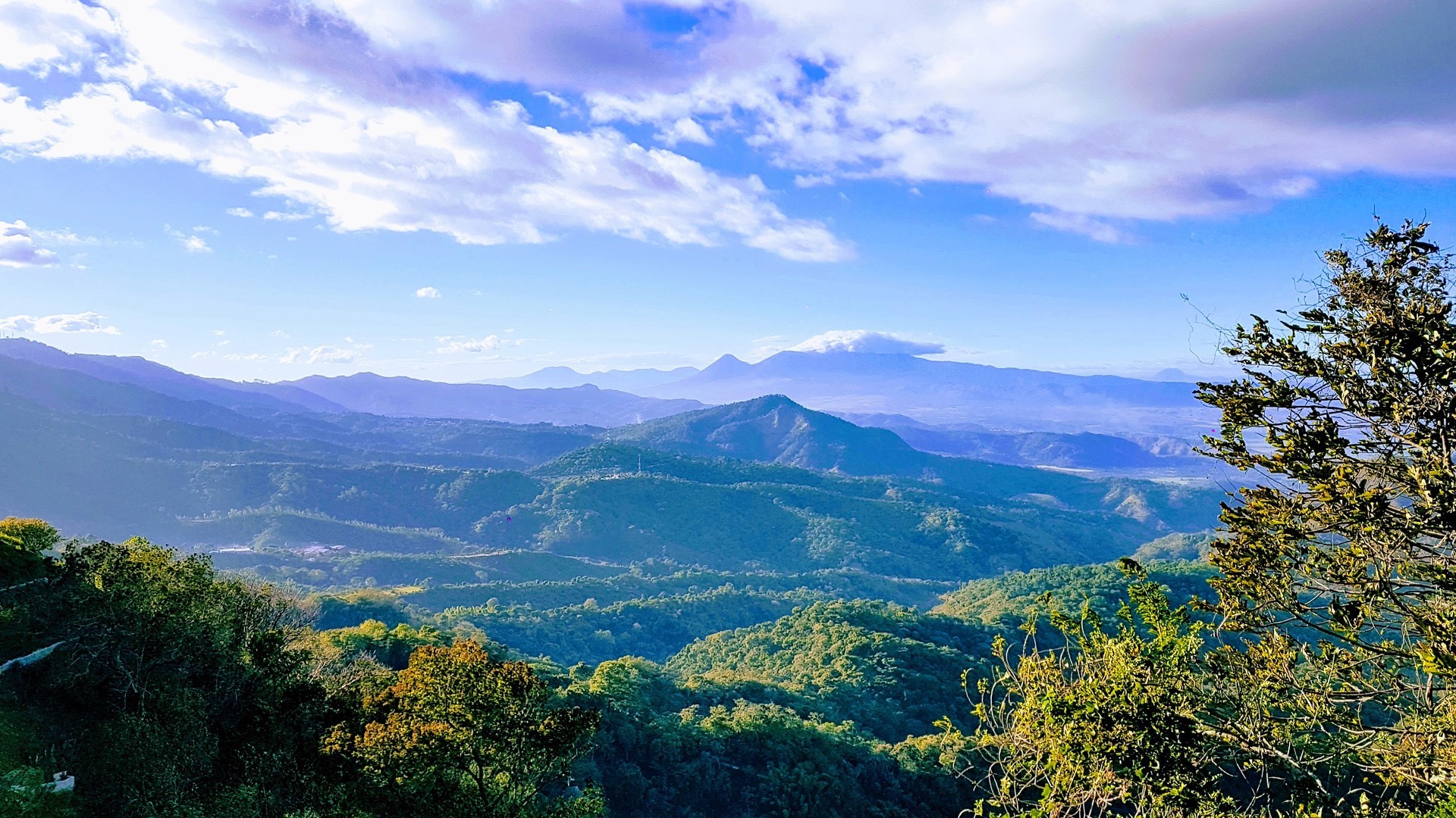 Mountain landscape with clouds and trees in El Salvador HD Wallpaper