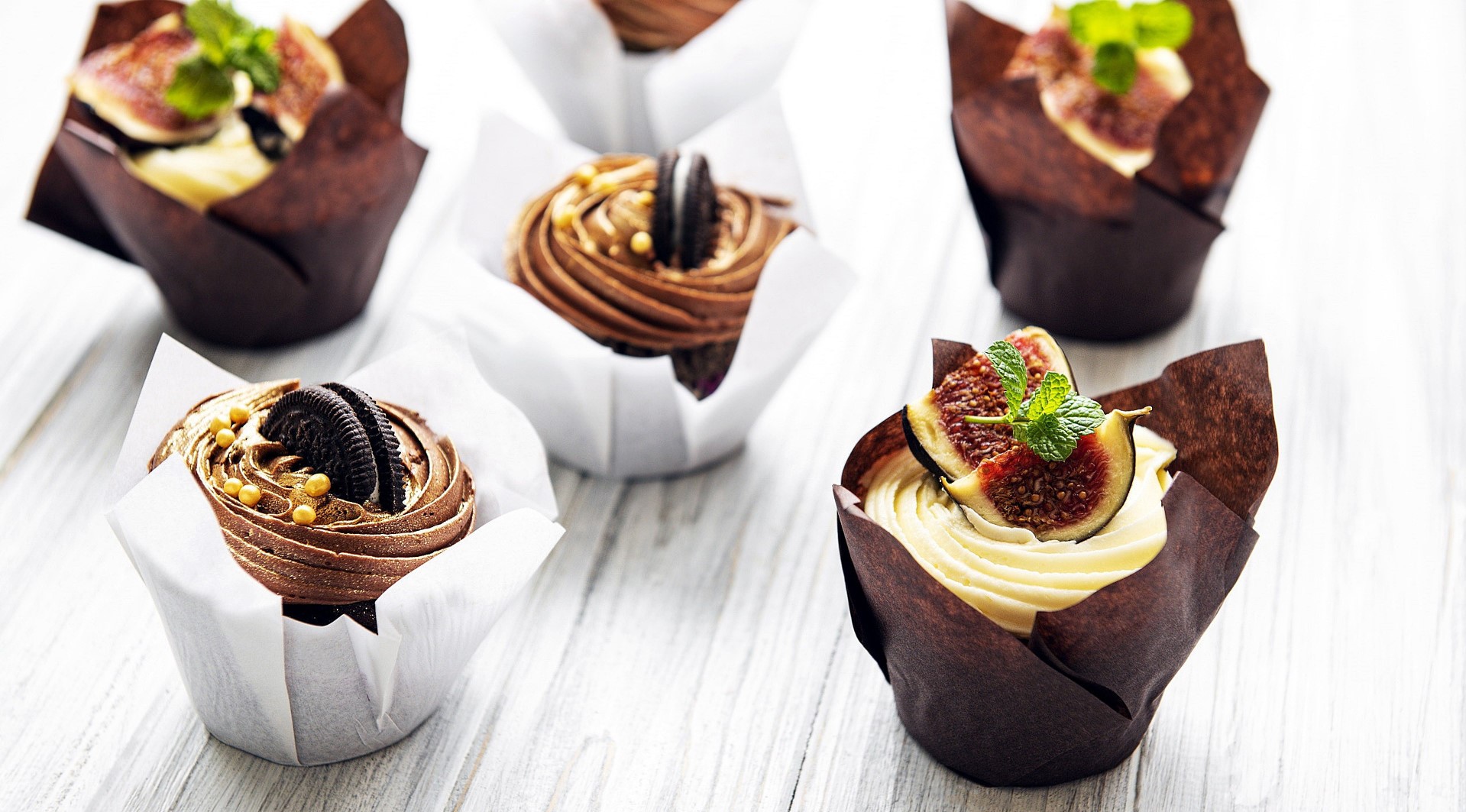 Chocolate and fig cupcakes with frosting HD Wallpaper