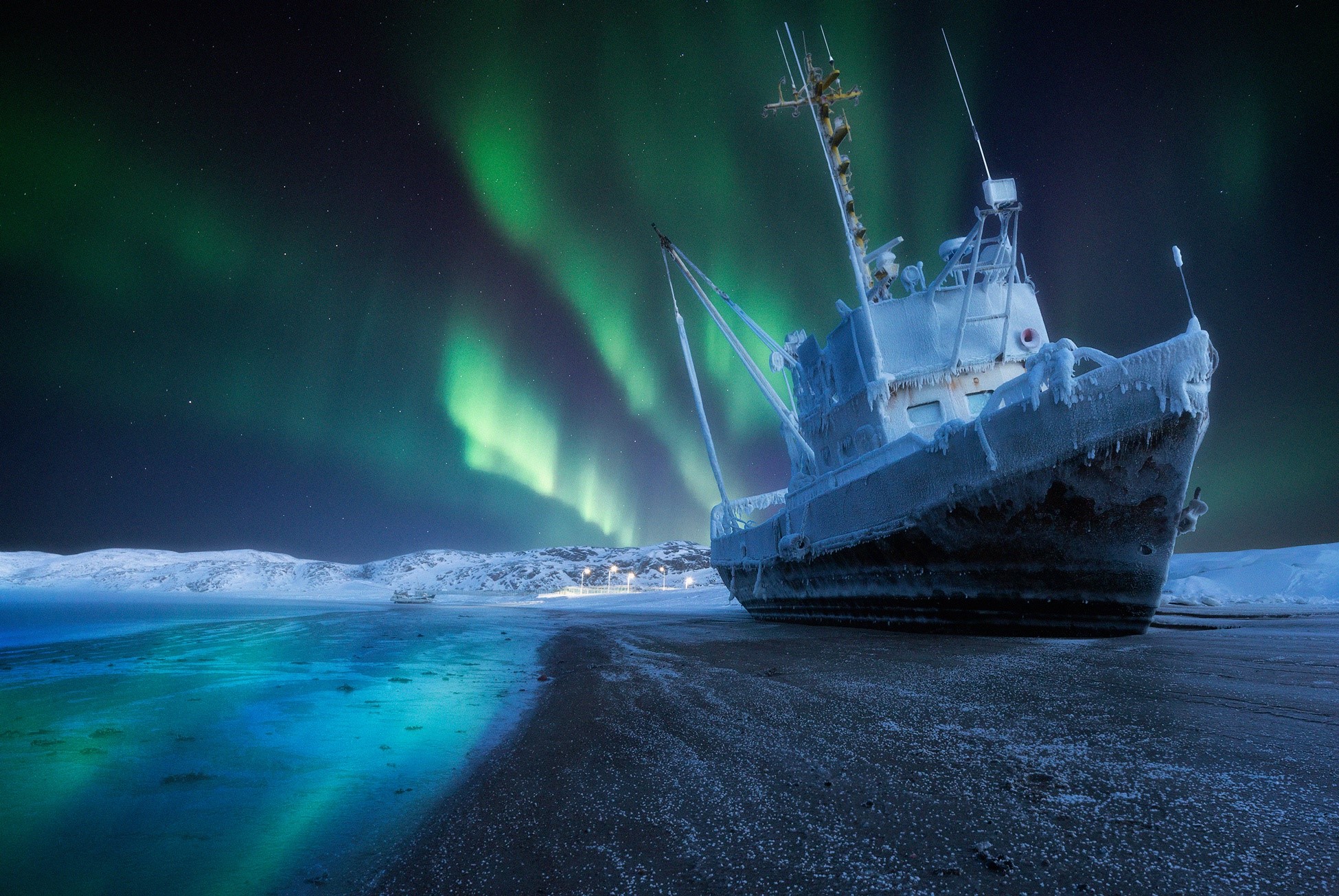 Frozen boat under aurora borealis HD Wallpaper