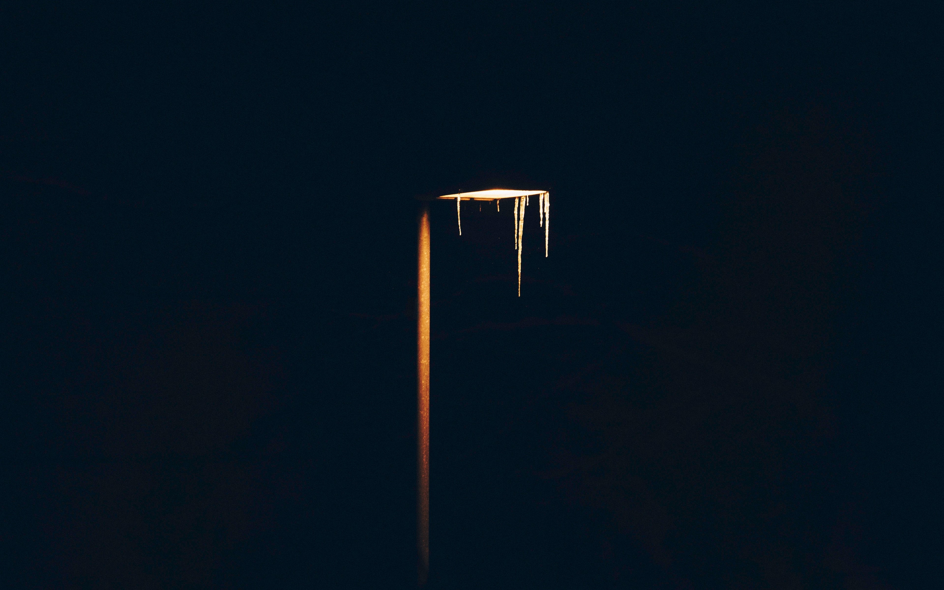 Street light with icicles in the dark HD Wallpaper
