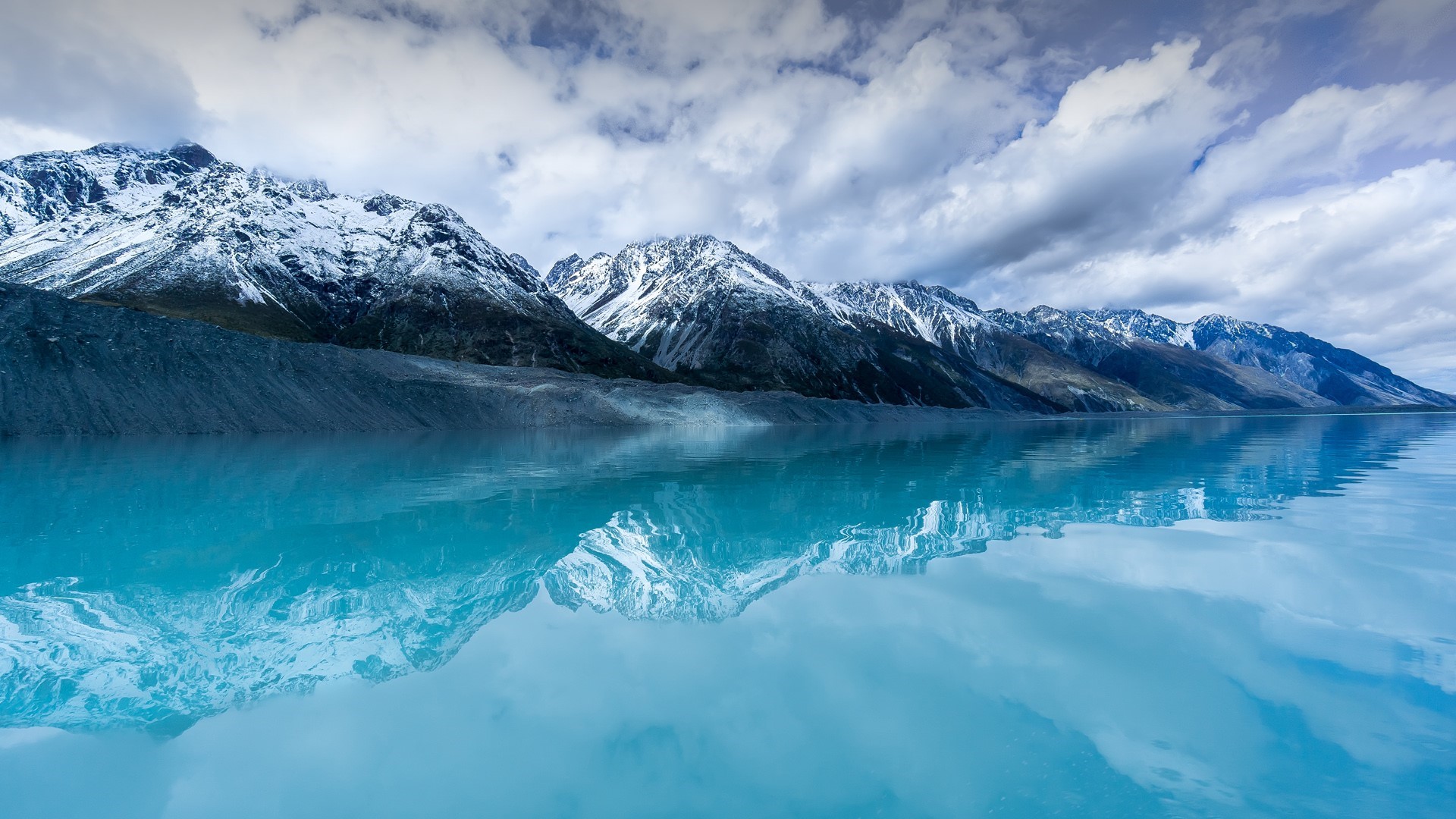 Snowy mountains reflected in Tasman Lake, New Zealand HD Wallpaper