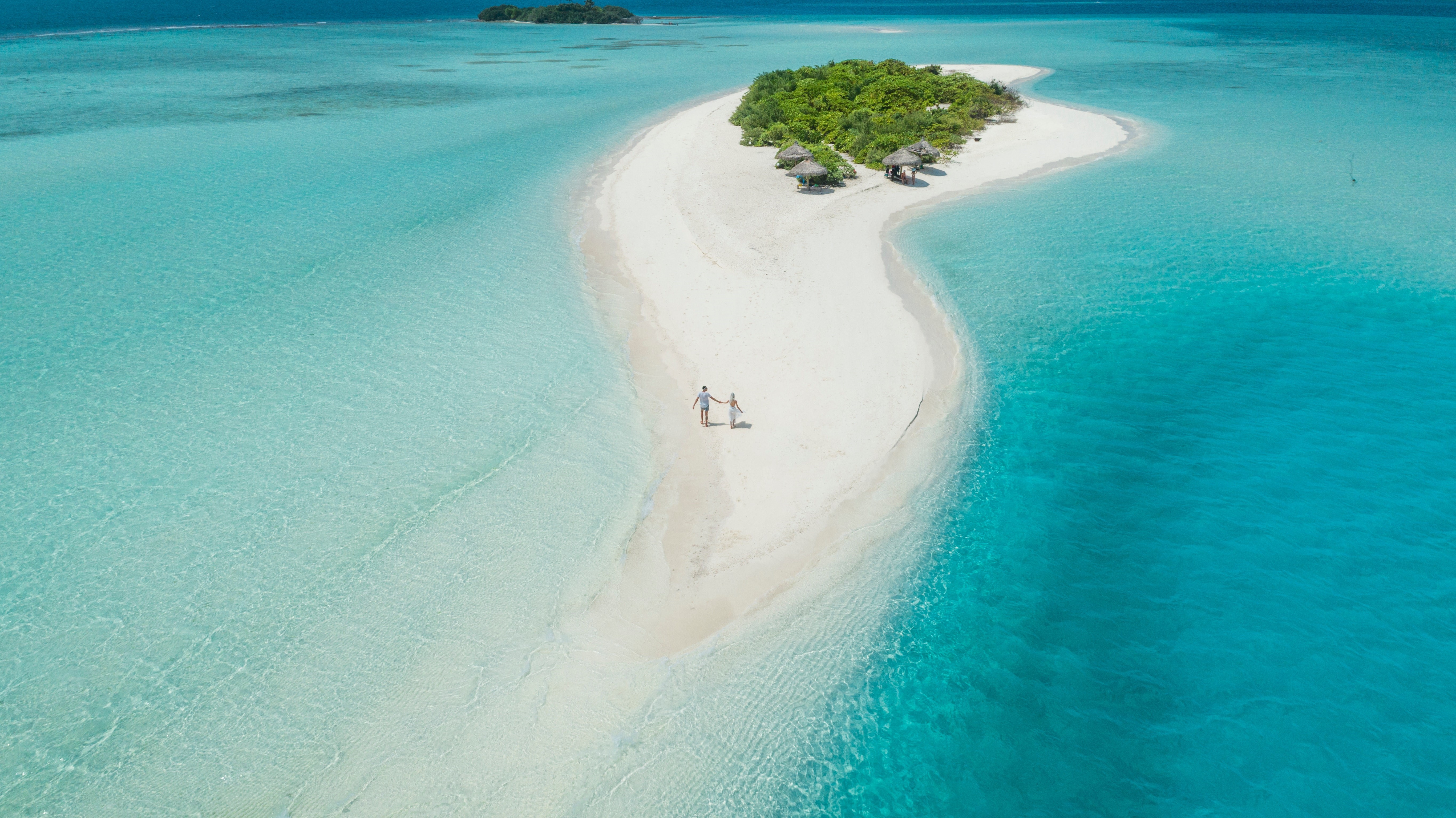 Couple on a sandbar in the Maldives HD Wallpaper