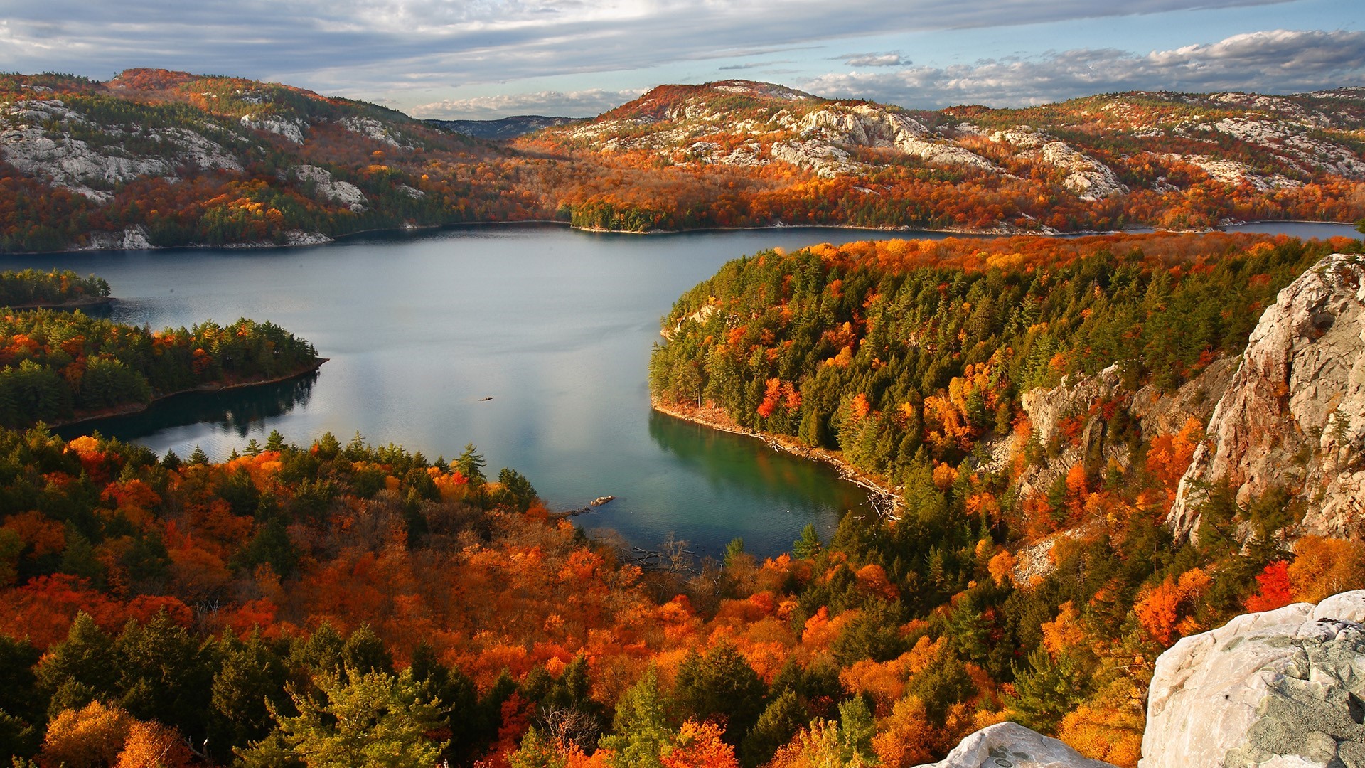 Lake and mountains in Killarney, Canada during fall HD Wallpaper