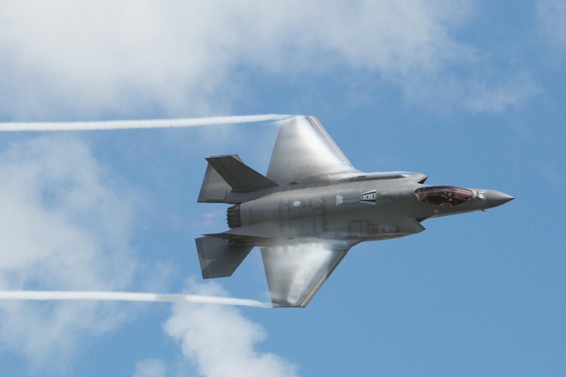 Lockheed Martin F-35 Lightning II performing aerobatics HD Wallpaper
