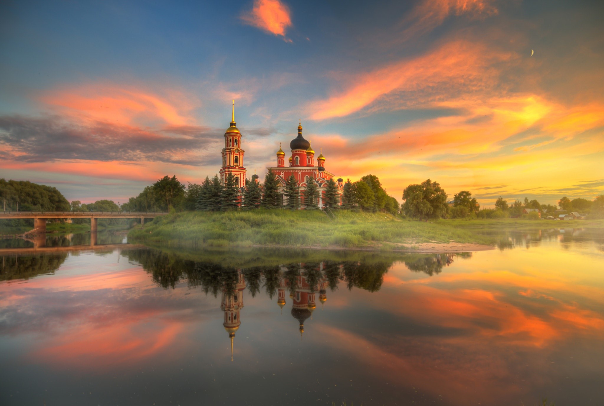 Church reflected in water at sunset in Russia HD Wallpaper