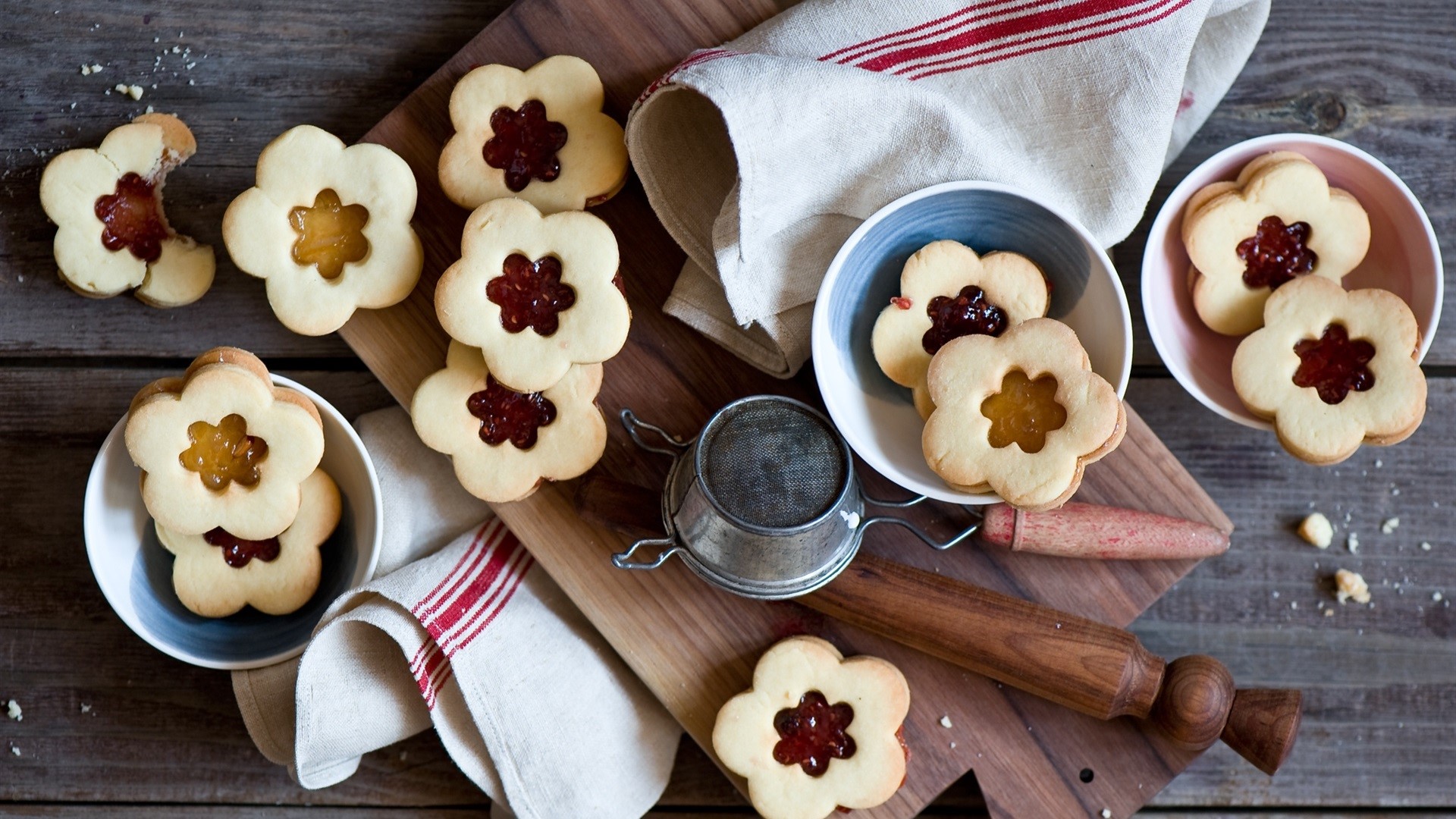 Flower-shaped jam cookies on a wooden table HD Wallpaper