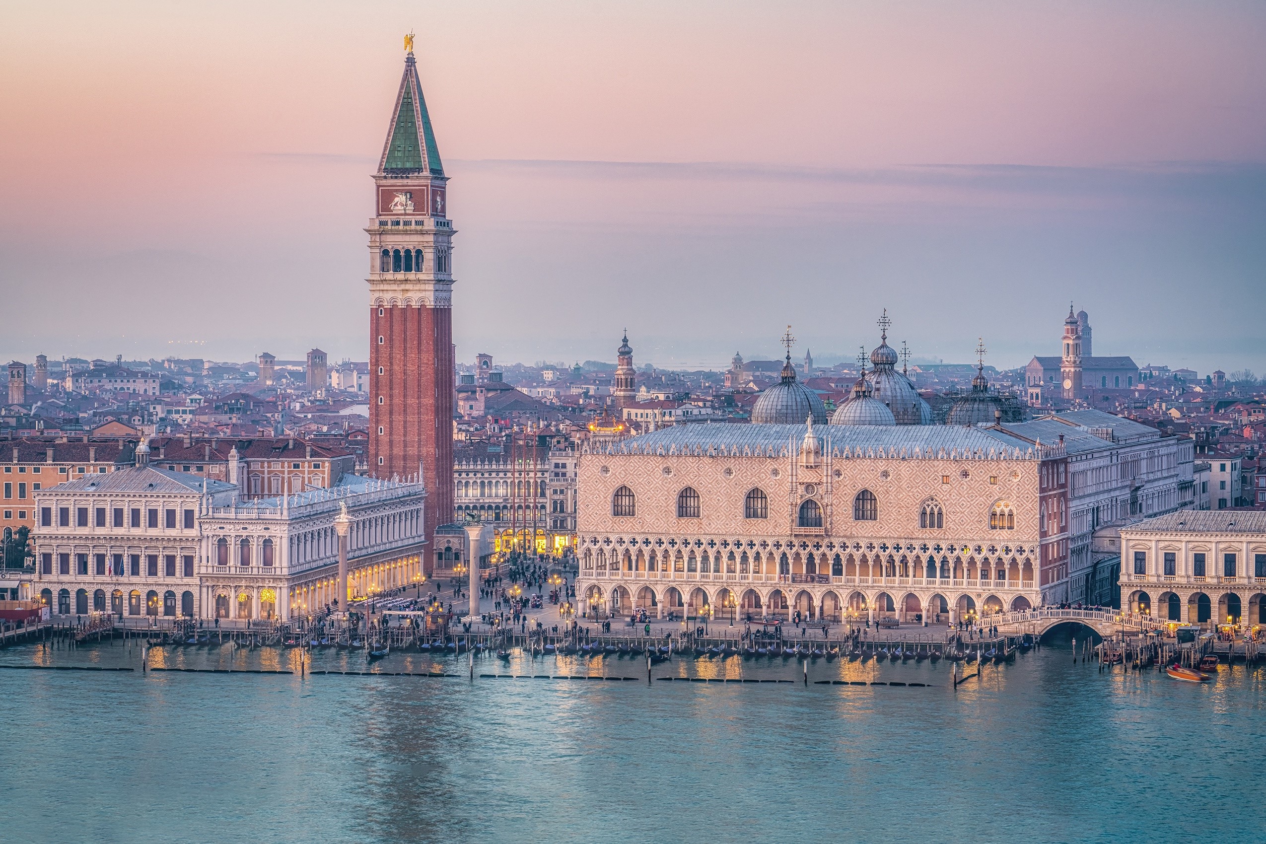 Venice cityscape with Doge's Palace and Campanile HD Wallpaper