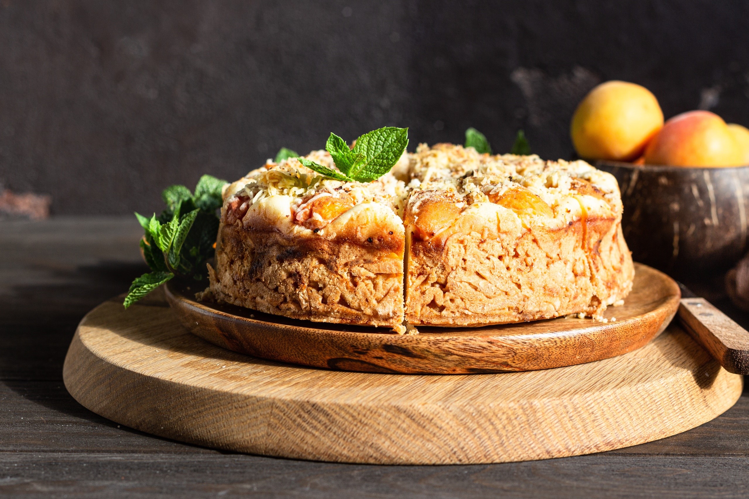 Apricot crumble cake with mint and apricots HD Wallpaper