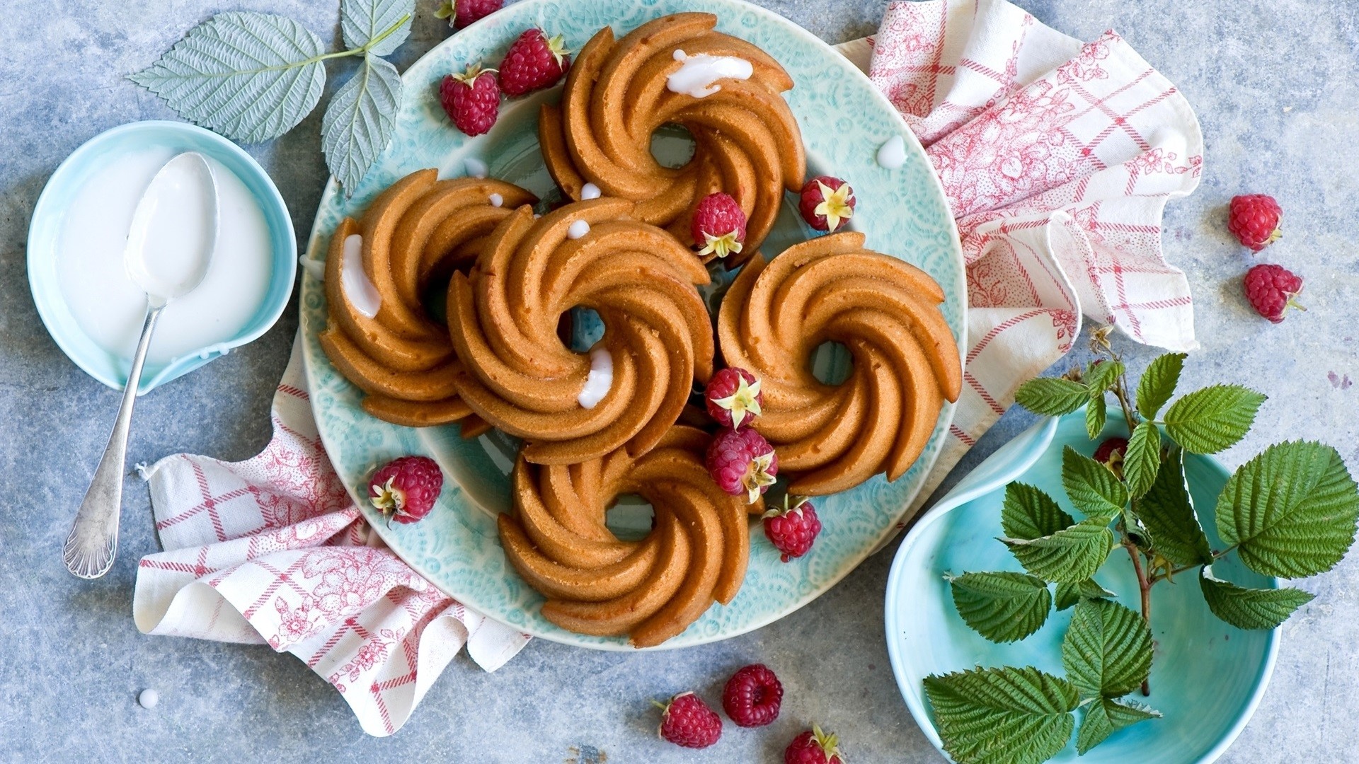 Bundt cakes with raspberries and icing HD Wallpaper