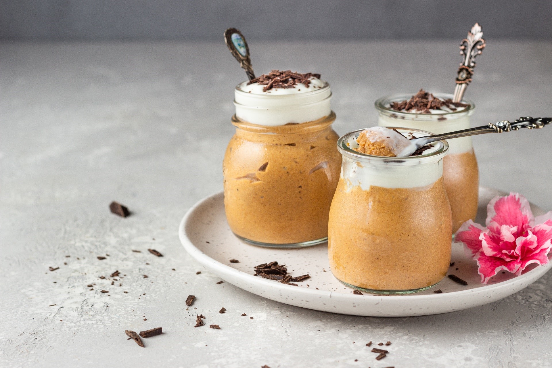 Dessert in jars with chocolate shavings and spoons HD Wallpaper