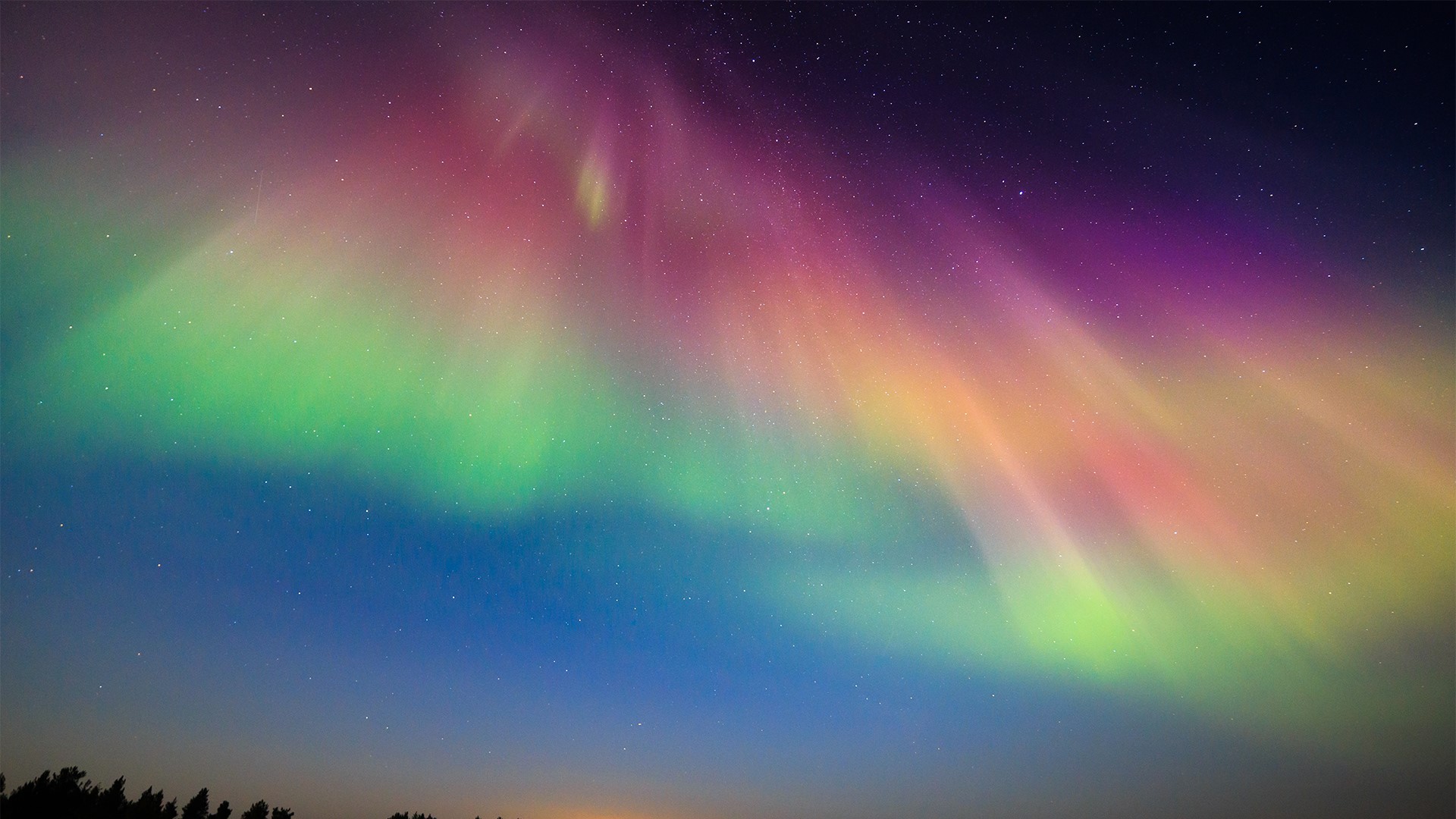 Aurora Borealis over Finland at night with stars HD Wallpaper