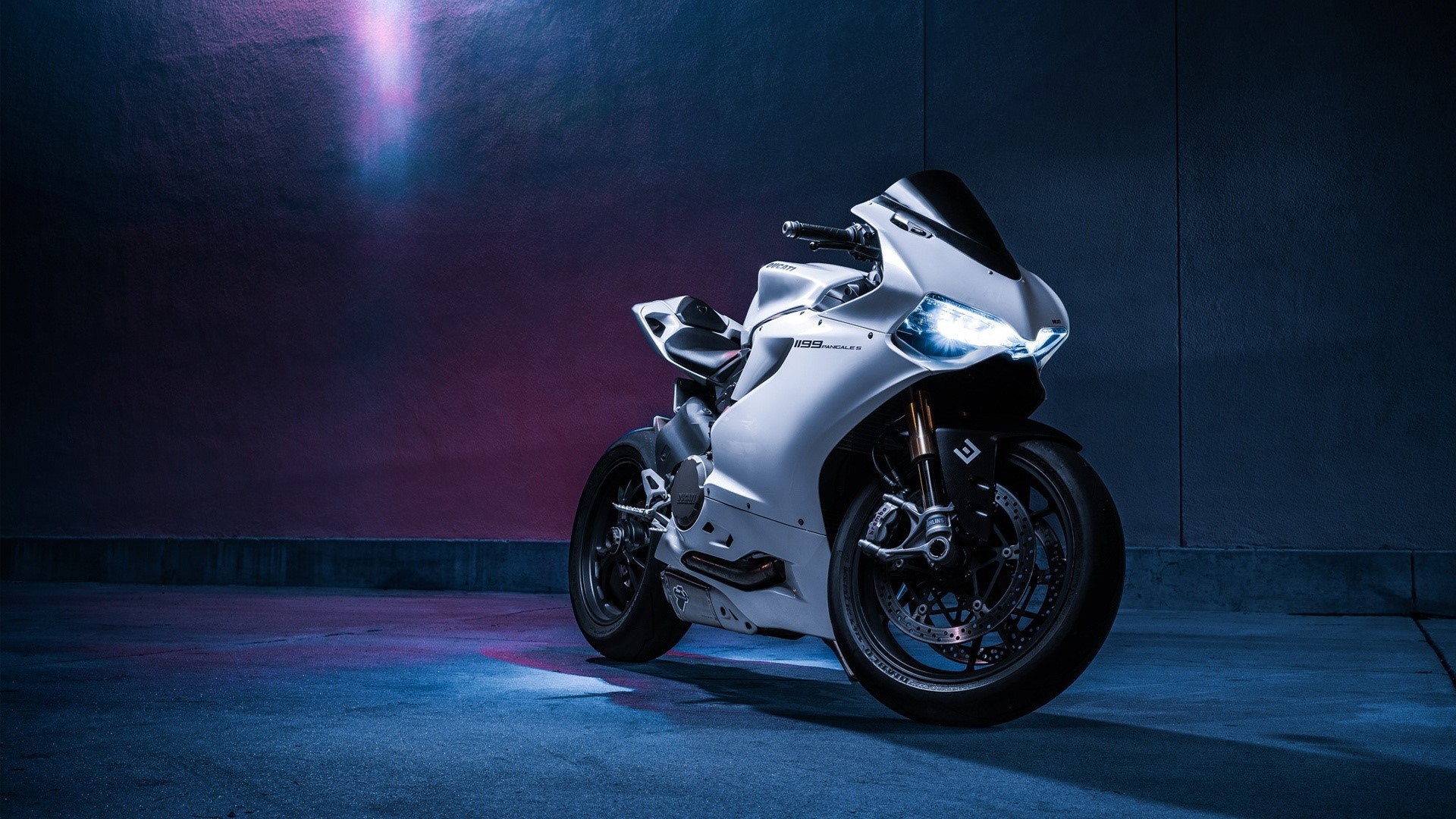 White Ducati Panigale 1199 motorcycle HD Wallpaper