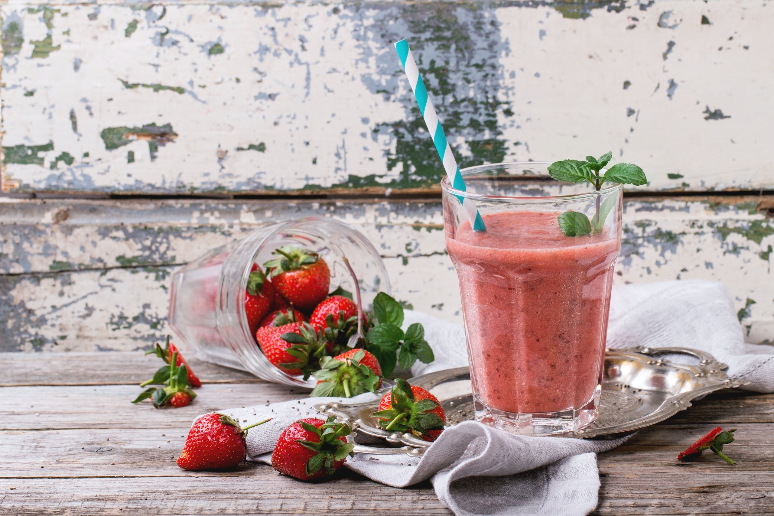 Strawberry smoothie with fresh strawberries HD Wallpaper