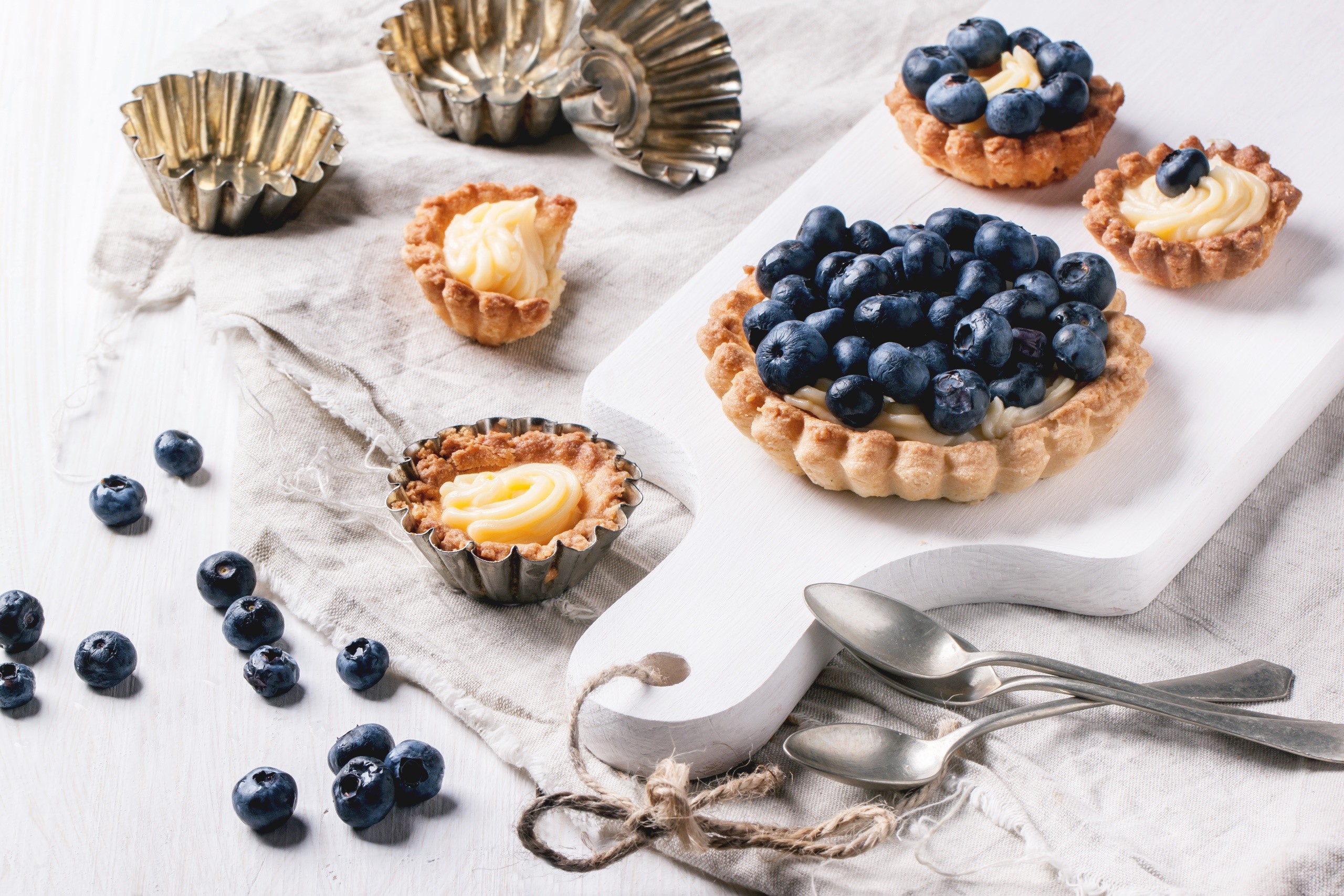 Blueberry tarts with custard and tart molds HD Wallpaper