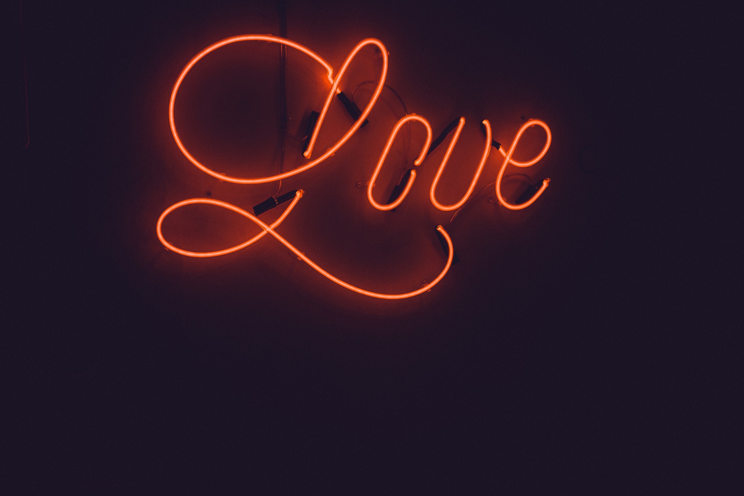 Orange neon sign spelling "Love" HD Wallpaper