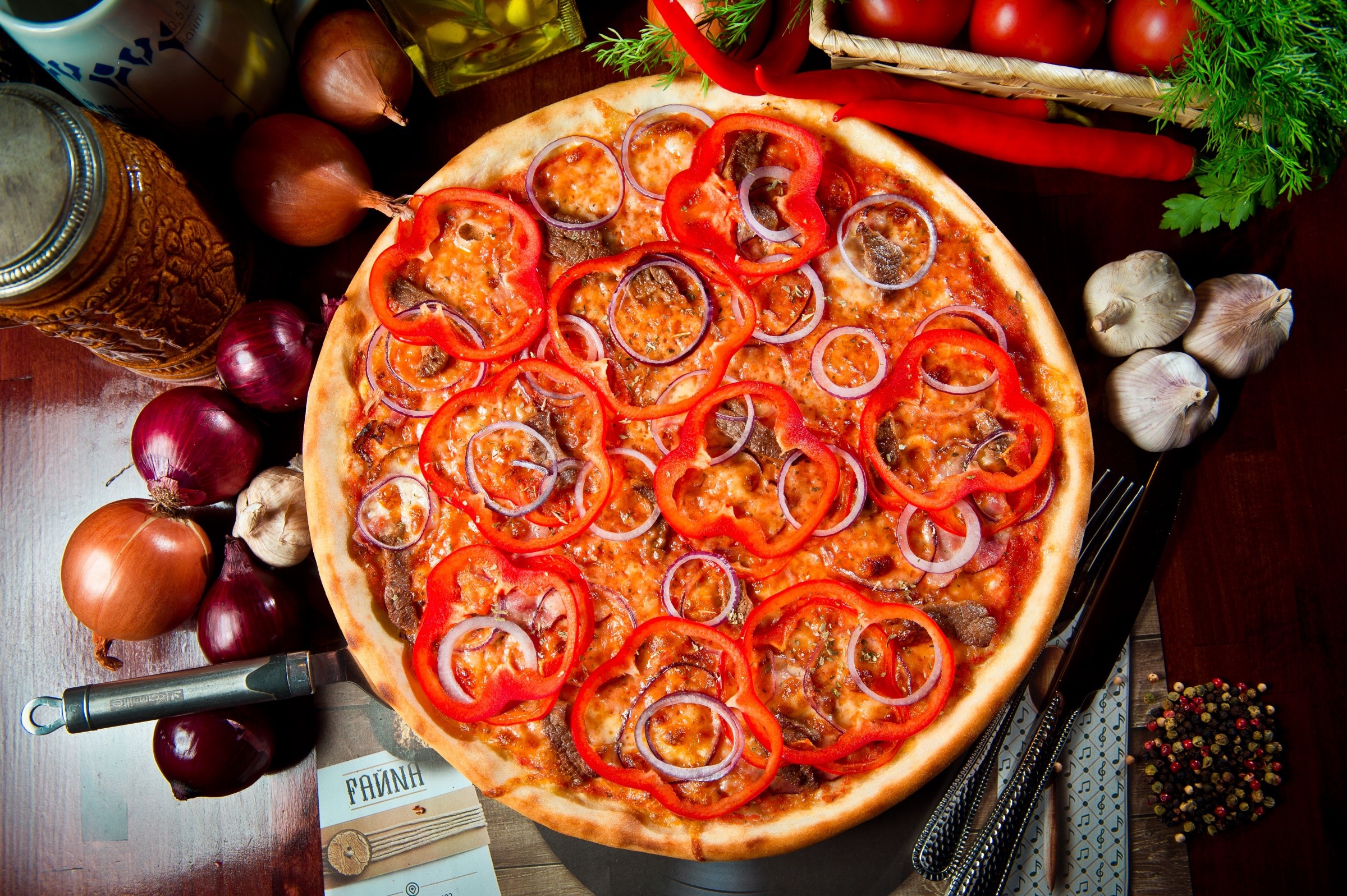 Pizza with red peppers and onions, served with garlic and spices HD Wallpaper