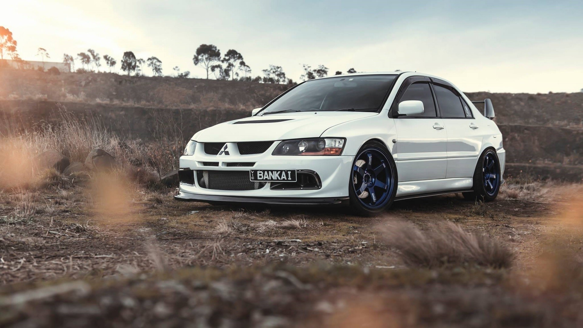 White Mitsubishi Lancer Evolution parked outdoors HD Wallpaper