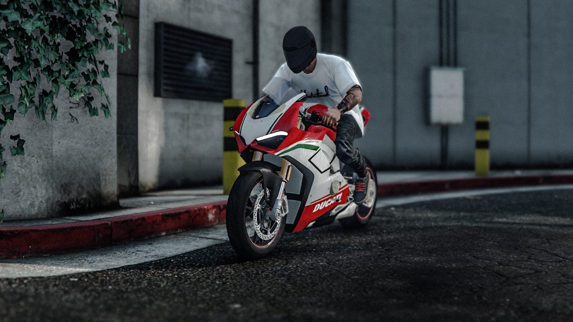 Man riding a Ducati Super Bike in Grand Theft Auto V HD Wallpaper