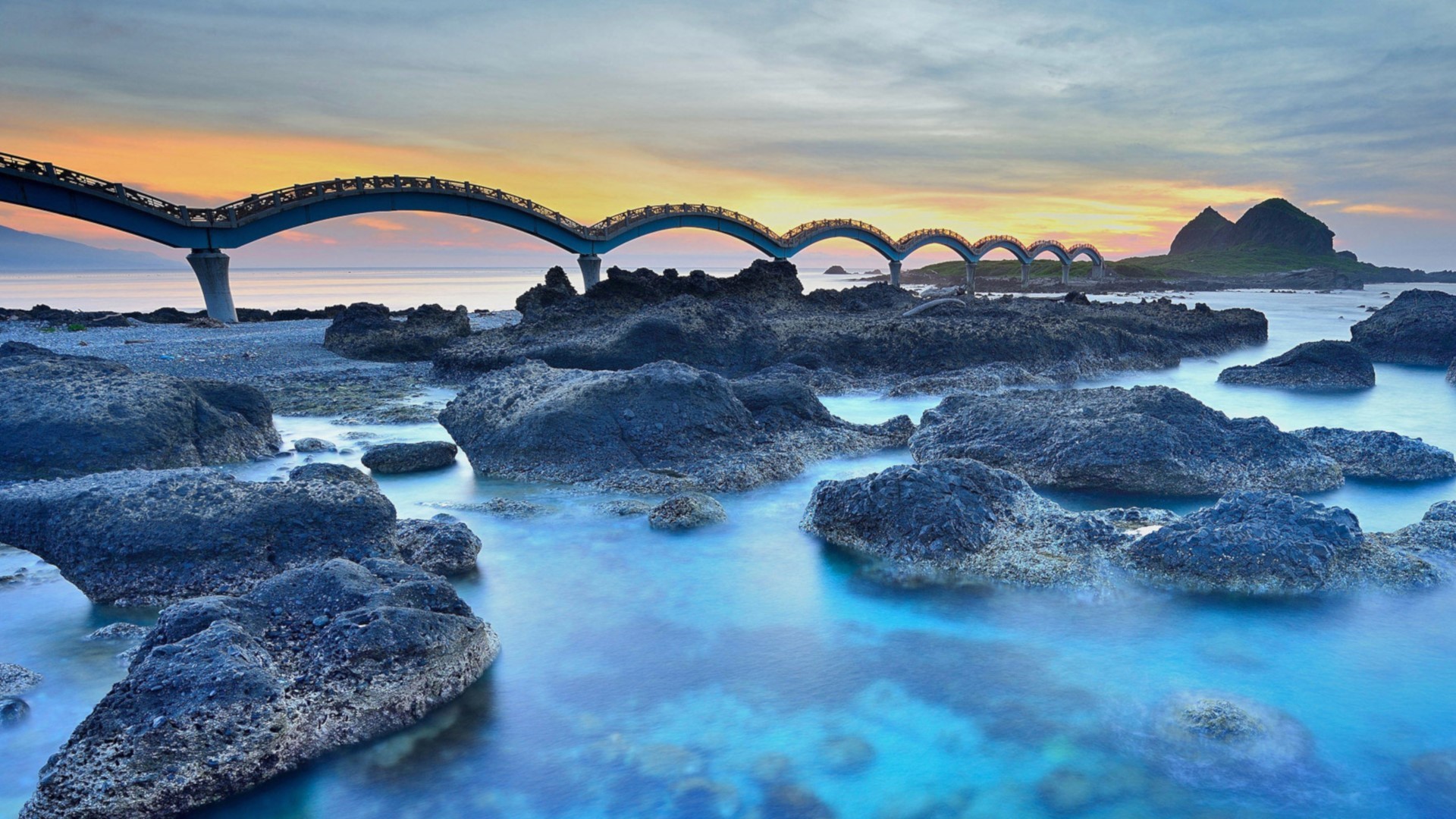 Bridge over rocky coast at sunrise in Taiwan HD Wallpaper