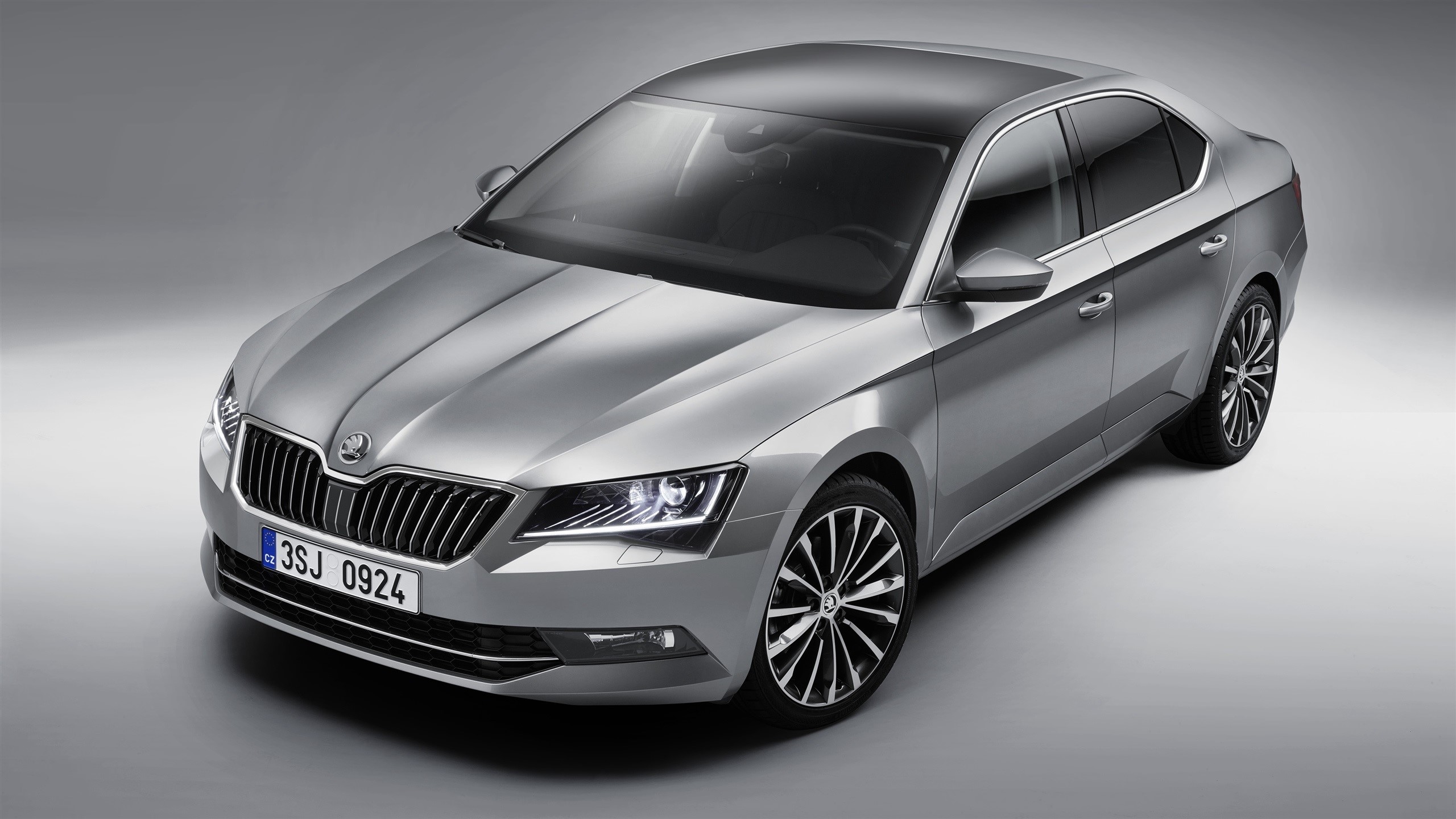 Silver Skoda Superb car with license plate 3SJ 0924 HD Wallpaper