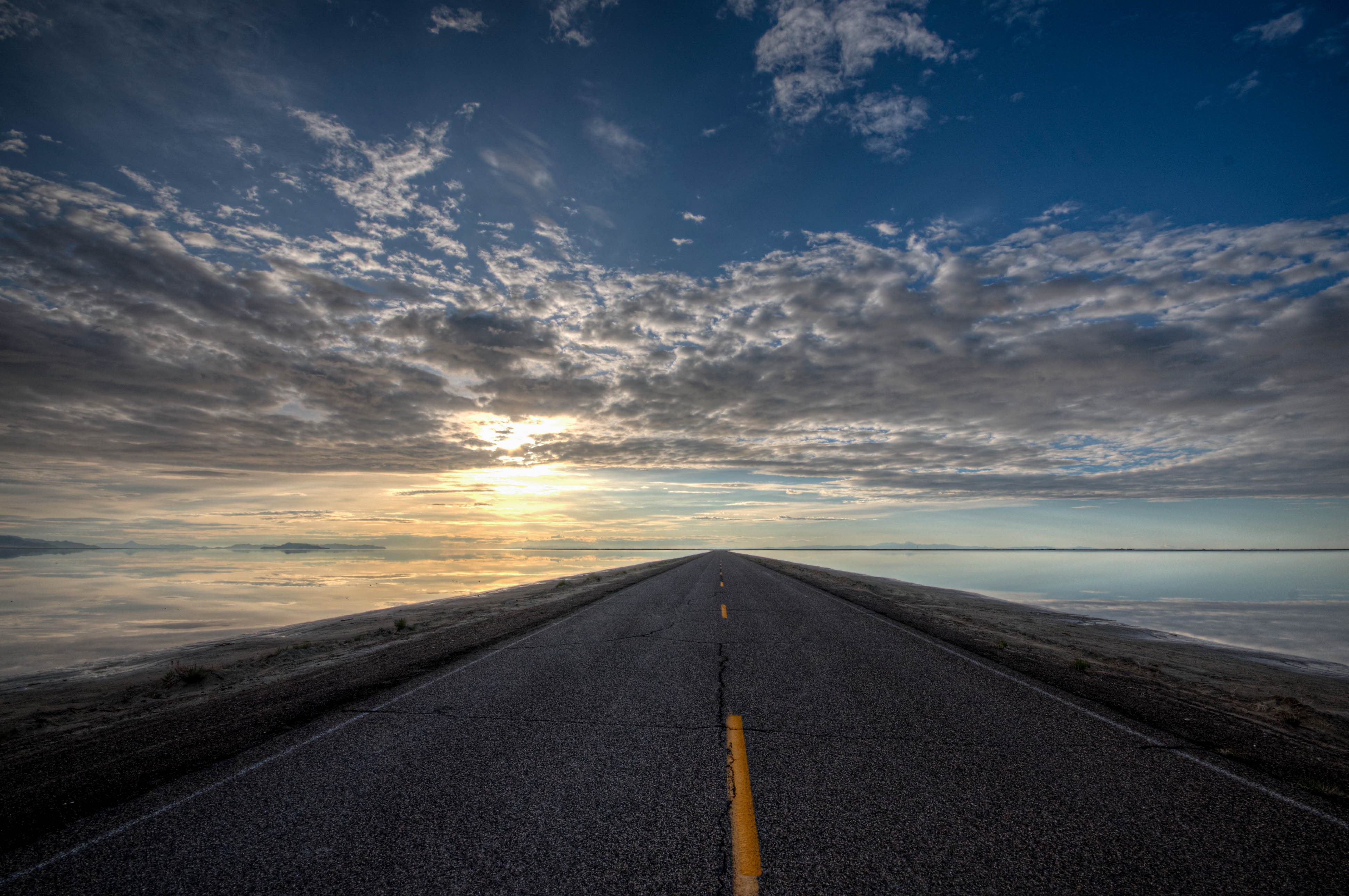 Road through Bonneville Salt Flats, Utah, USA HD Wallpaper