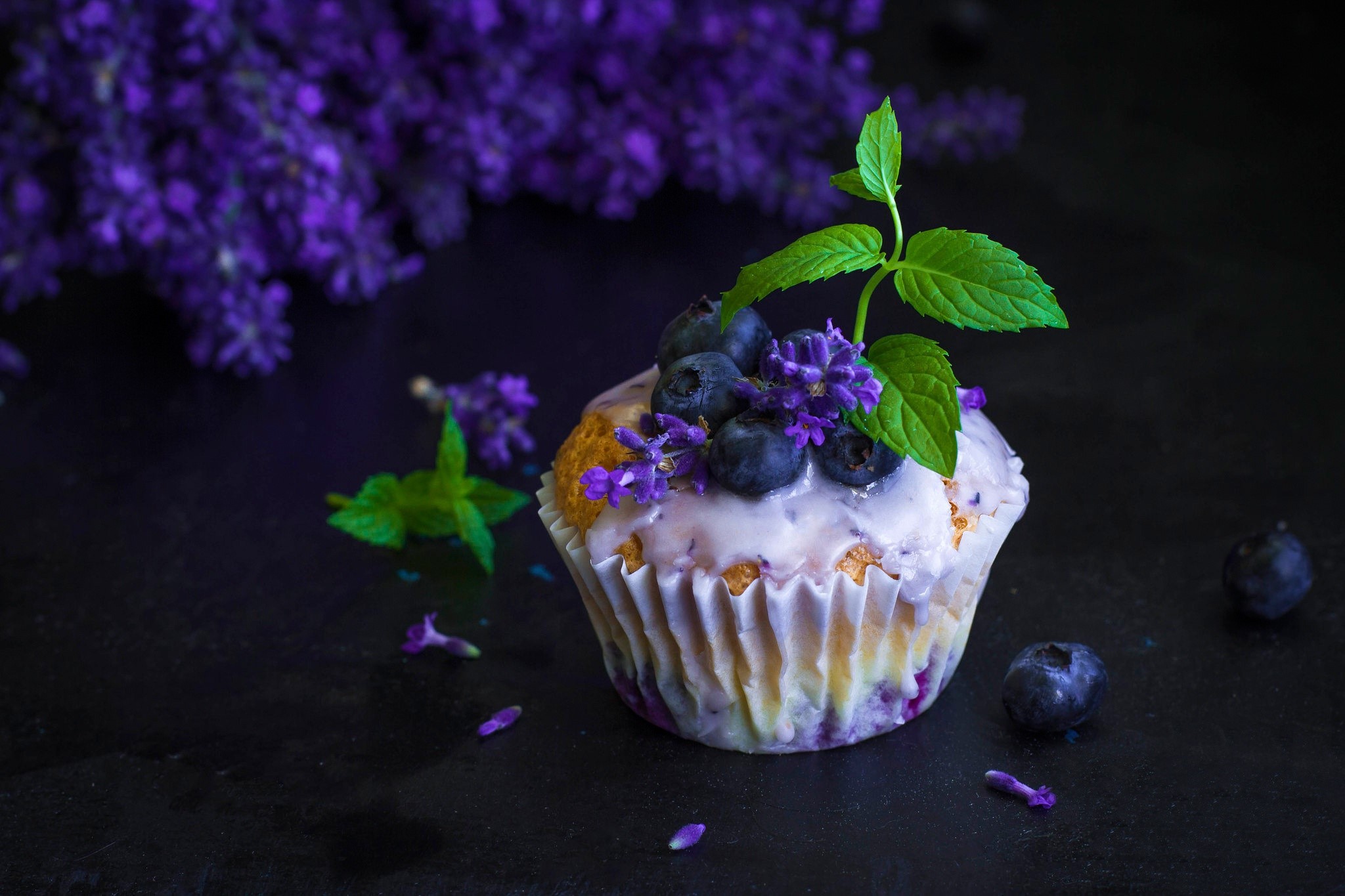 Blueberry muffin with lavender and mint HD Wallpaper