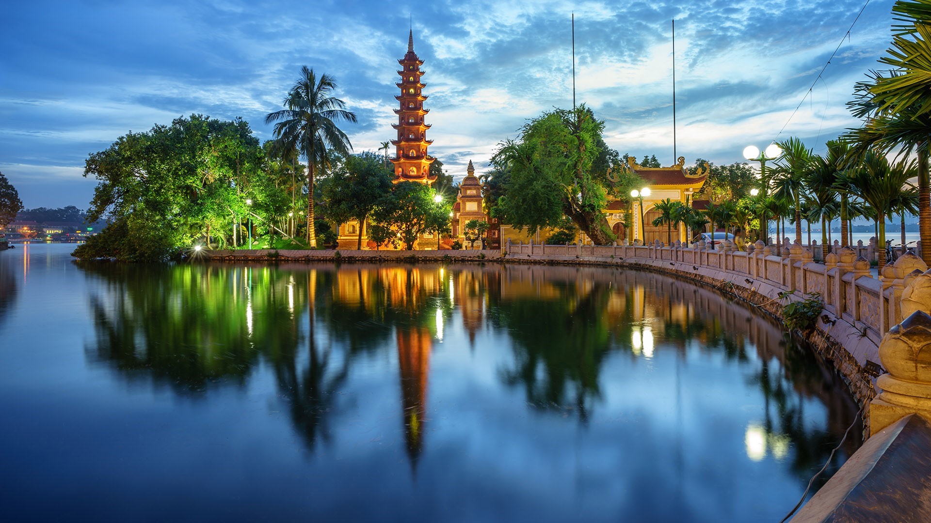 Tran Quoc Pagoda reflected in West Lake, Hanoi, Vietnam HD Wallpaper