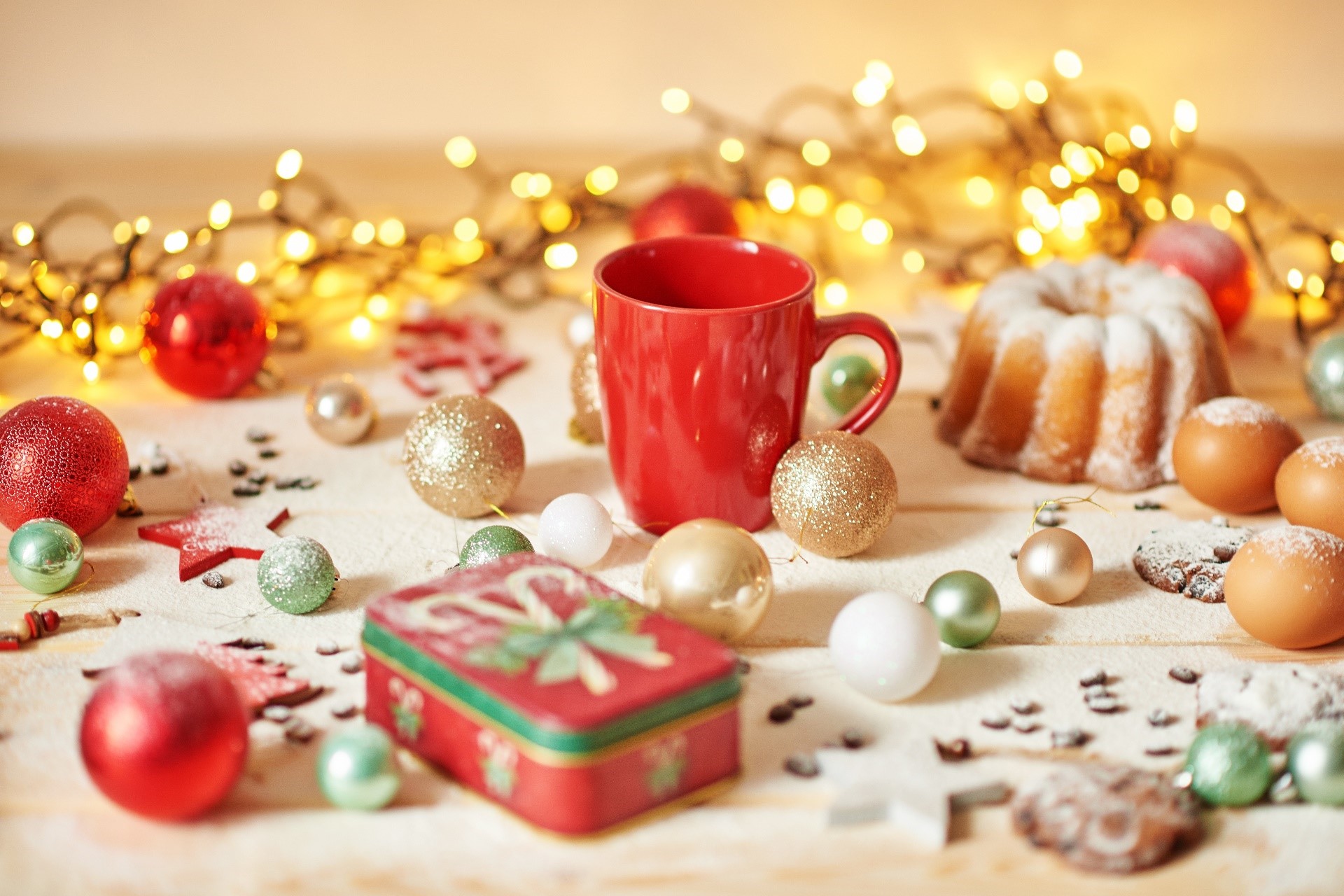 Christmas decorations with cake and mug HD Wallpaper
