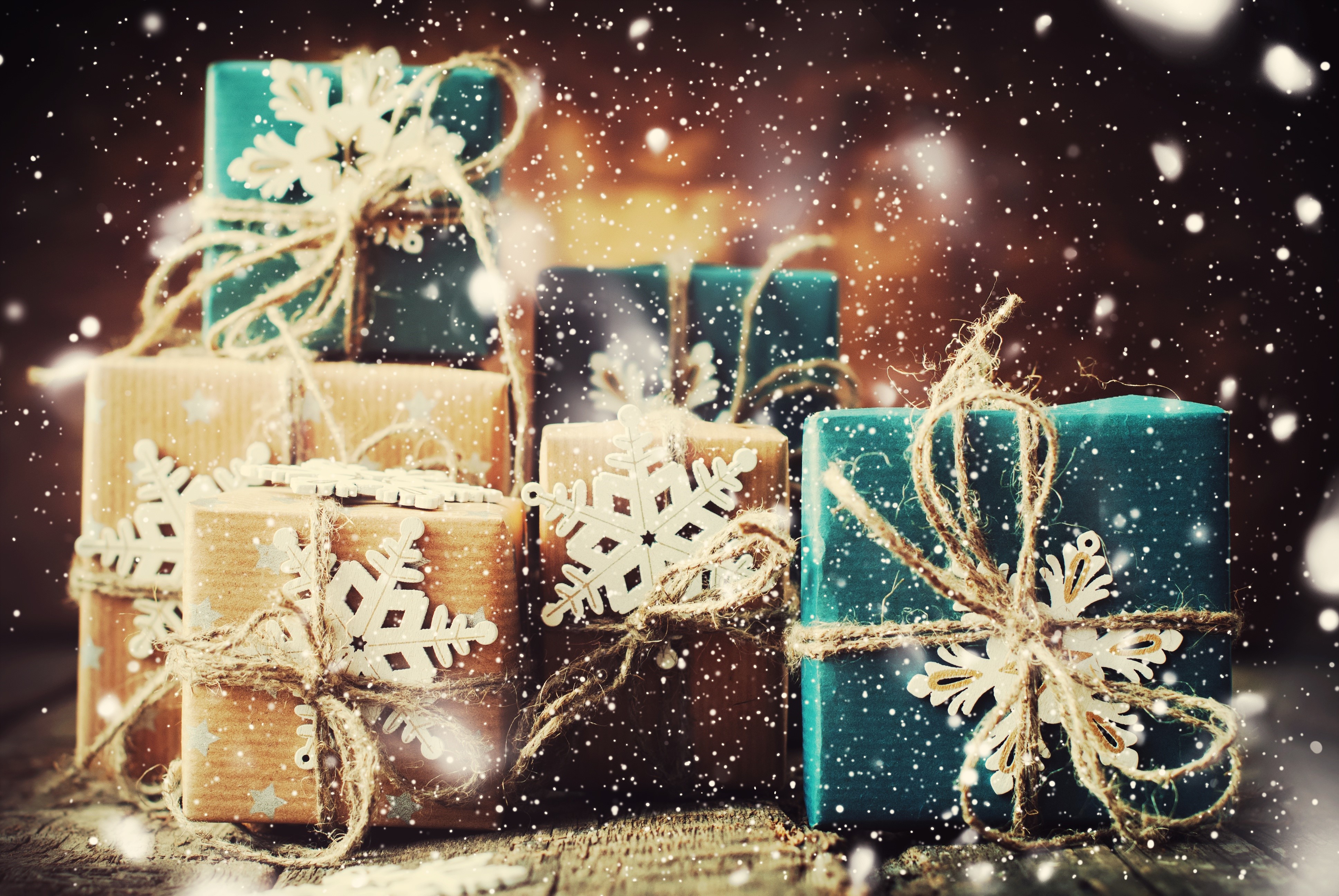 Christmas presents with snowflakes and falling snow HD Wallpaper
