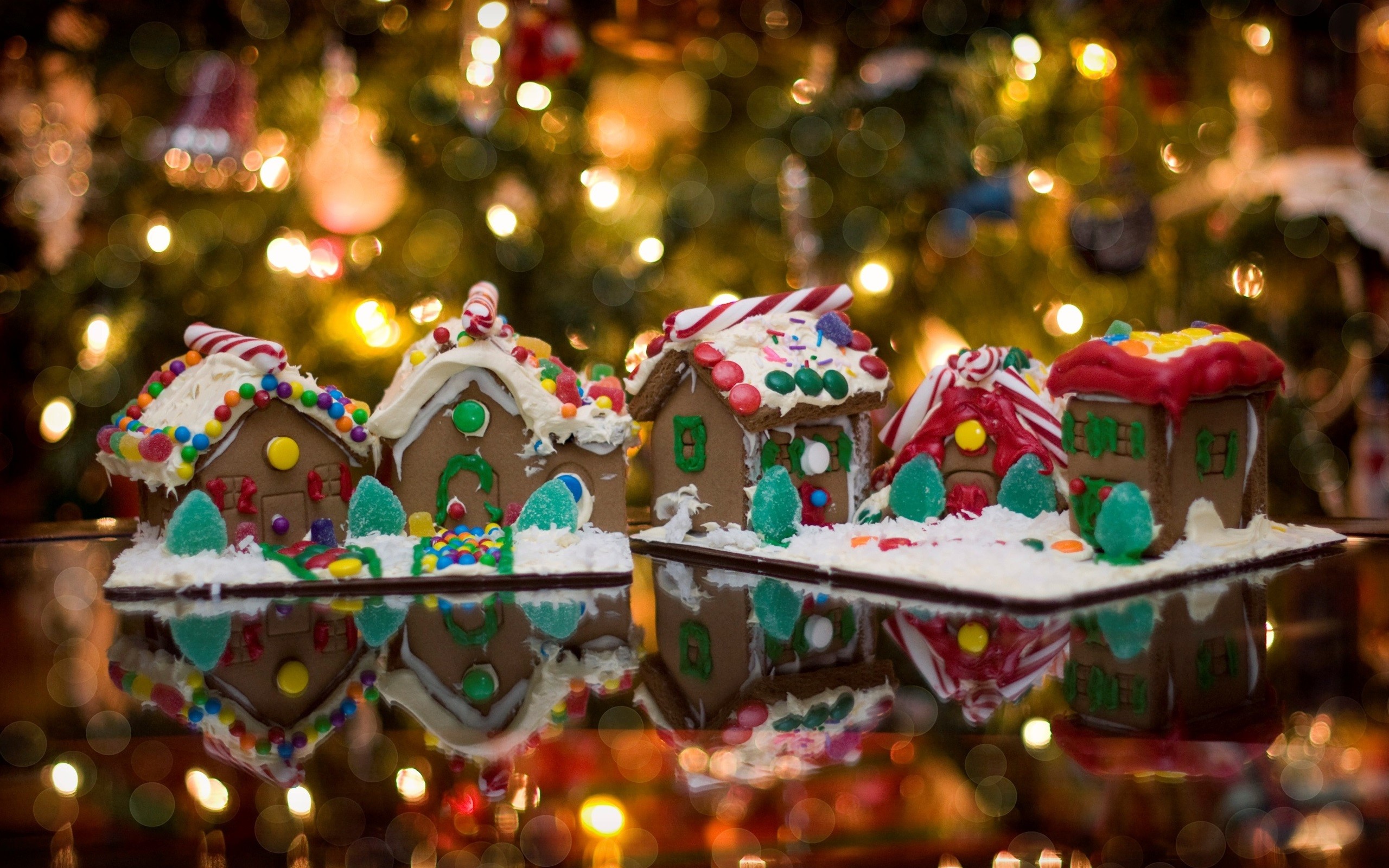 Gingerbread houses decorated for Christmas HD Wallpaper