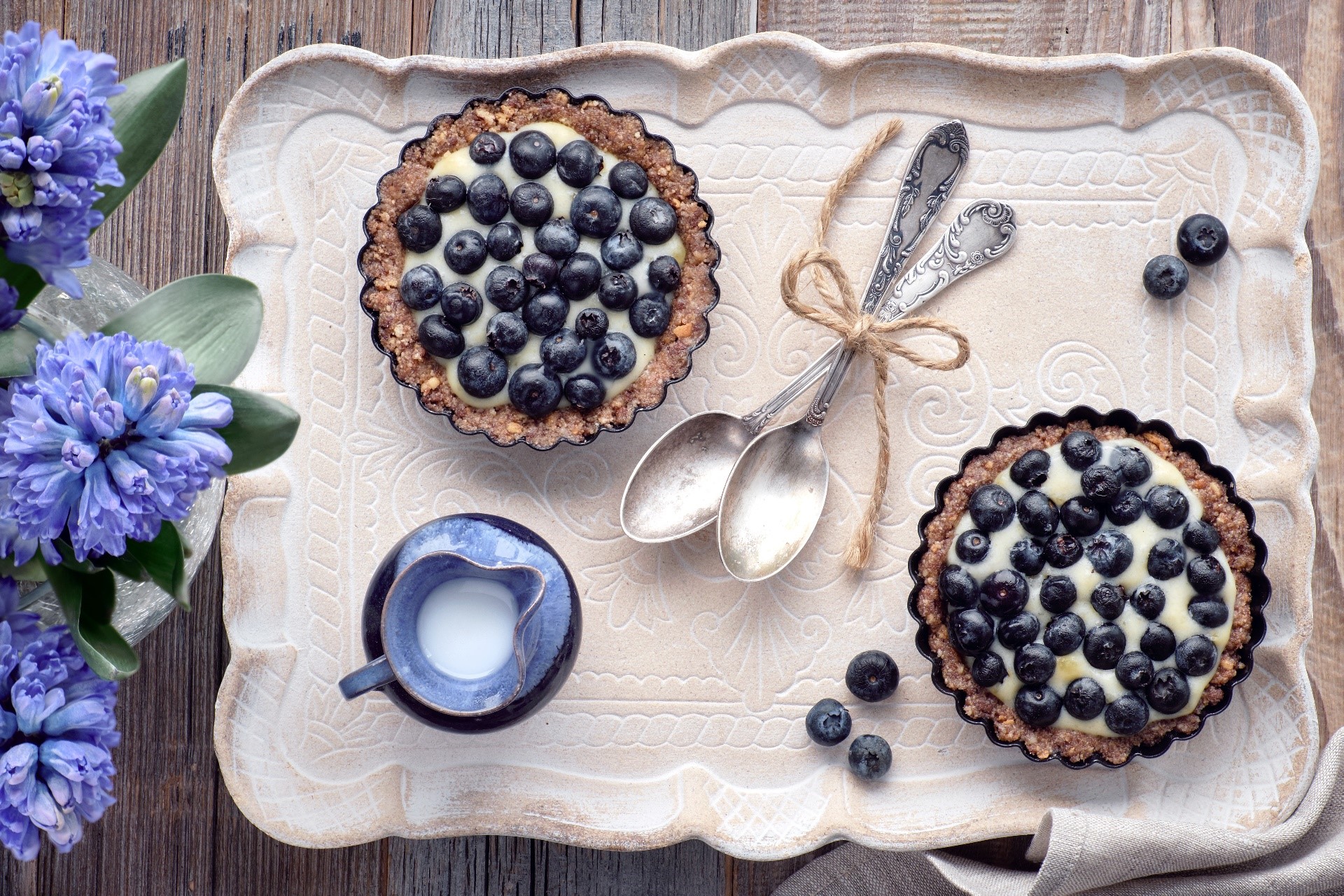 Blueberry tarts with flowers and spoons on a tray HD Wallpaper