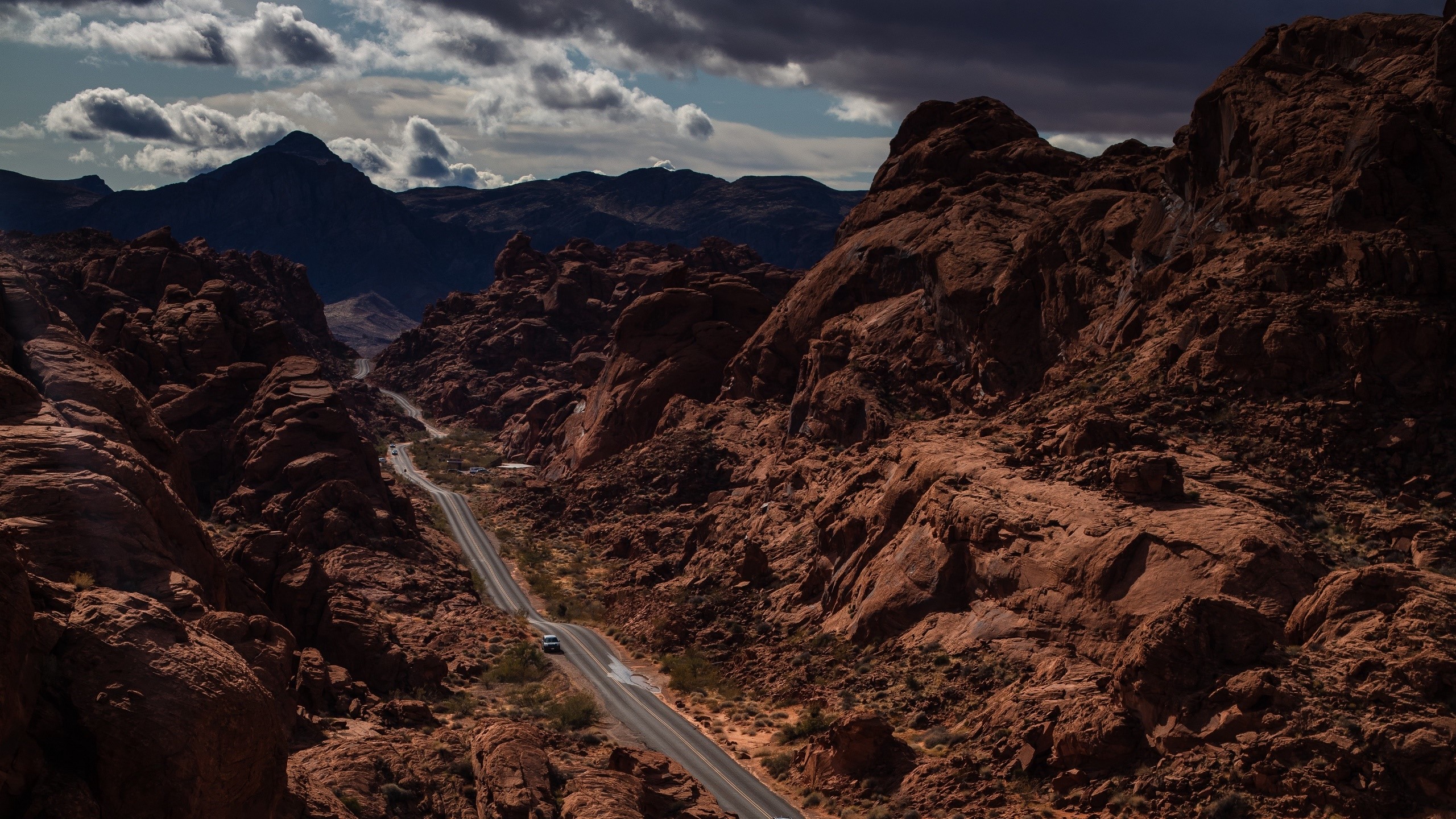 Road through rocky desert landscape in Utah, USA HD Wallpaper