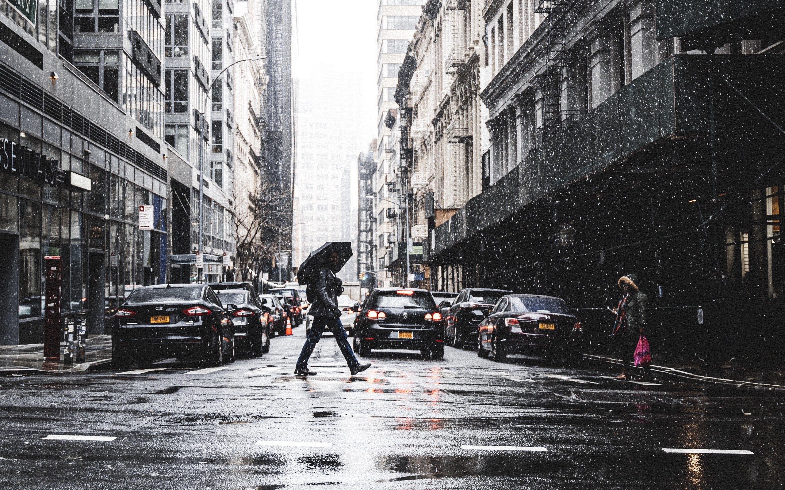 Person with umbrella crossing street in rainy New York City HD Wallpaper