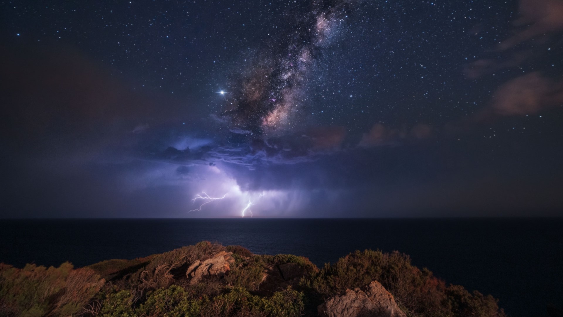 Milky Way and lightning over the ocean HD Wallpaper